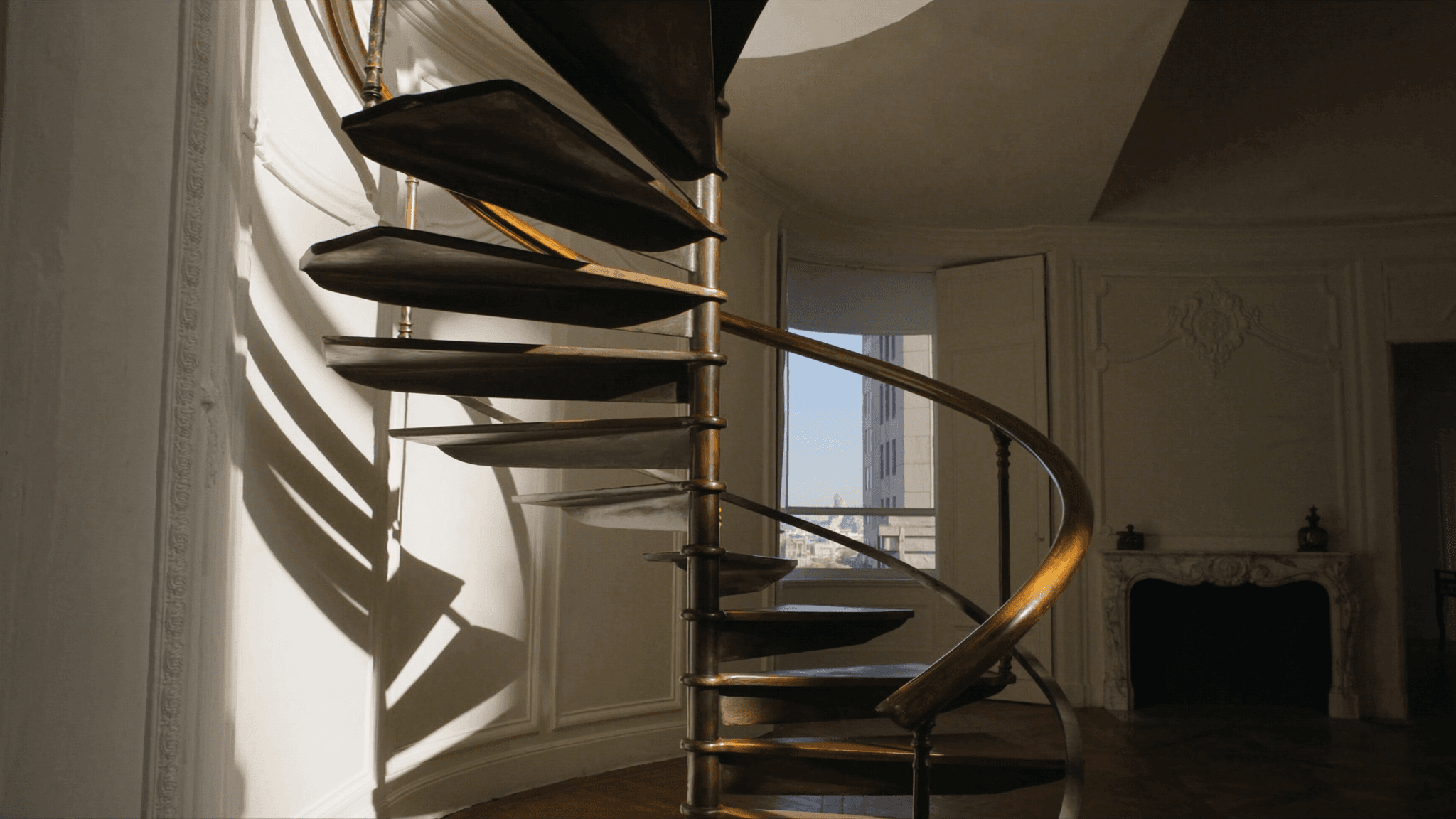 Escalier hélicoïdal acier soudé + chêne fumé — hôtel particulier Paris 16e Passy