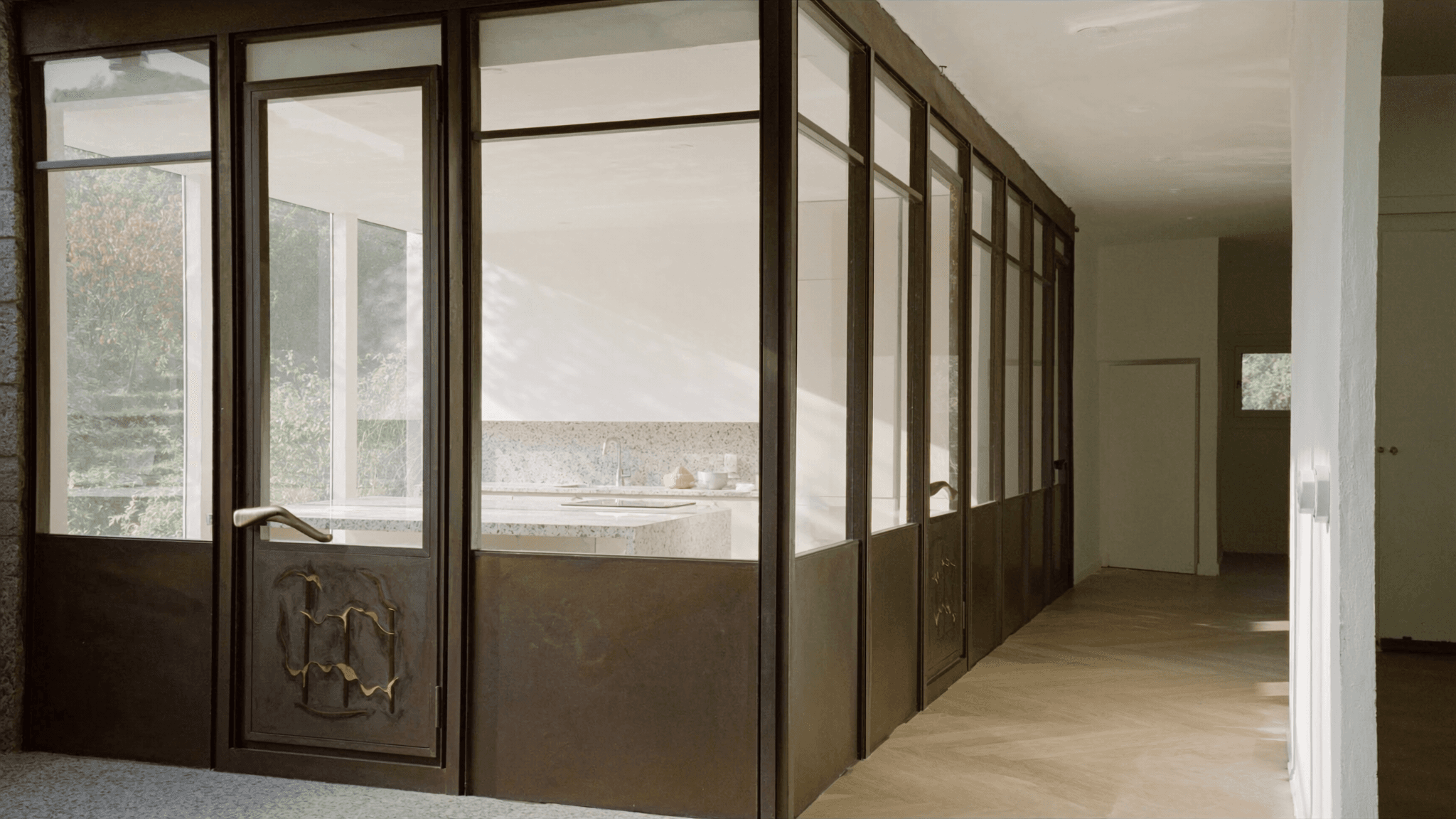 Verrière atelier pavillon ville nouvelle Évry Sud Bondoufle 91070 — profil acier S235JR T 40 × 40 mm patine bronze antique sur mesure par Yann + laiton fait main fonderie Bois-d'Arcy + verre clair feuilleté Saint-Gobain Diamant 8+8 mm — atelier AZ Bruyères-sur-Oise 60 km
