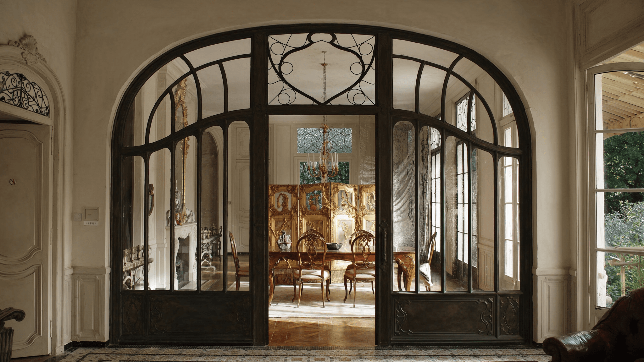 Verrière atelier demeure Belle Époque Boussy-Saint-Antoine 91800 bord forêt Sénart — profil acier 40 mm patine bronze antique sur mesure + laiton fait main fonderie Bois-d'Arcy + verre clair feuilleté Saint-Gobain Diamant 8+8 mm — ABF Château de Boussy XVIIIe accepté 1ère instruction