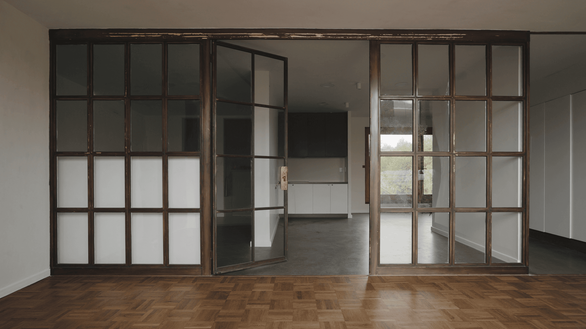 Verrière atelier pavillon années 1960-70 Fleury-Mérogis 91700 Essonne — profil S235JR T 40×40 mm patine bronze antique sur mesure Yann + laiton fait main fonderie Bois-d'Arcy + vitrage feuilleté Saint-Gobain Diamant 8+8 mm — pavillonnaire centre-village abords Maison d'arrêt Guillaume Gillet 1968