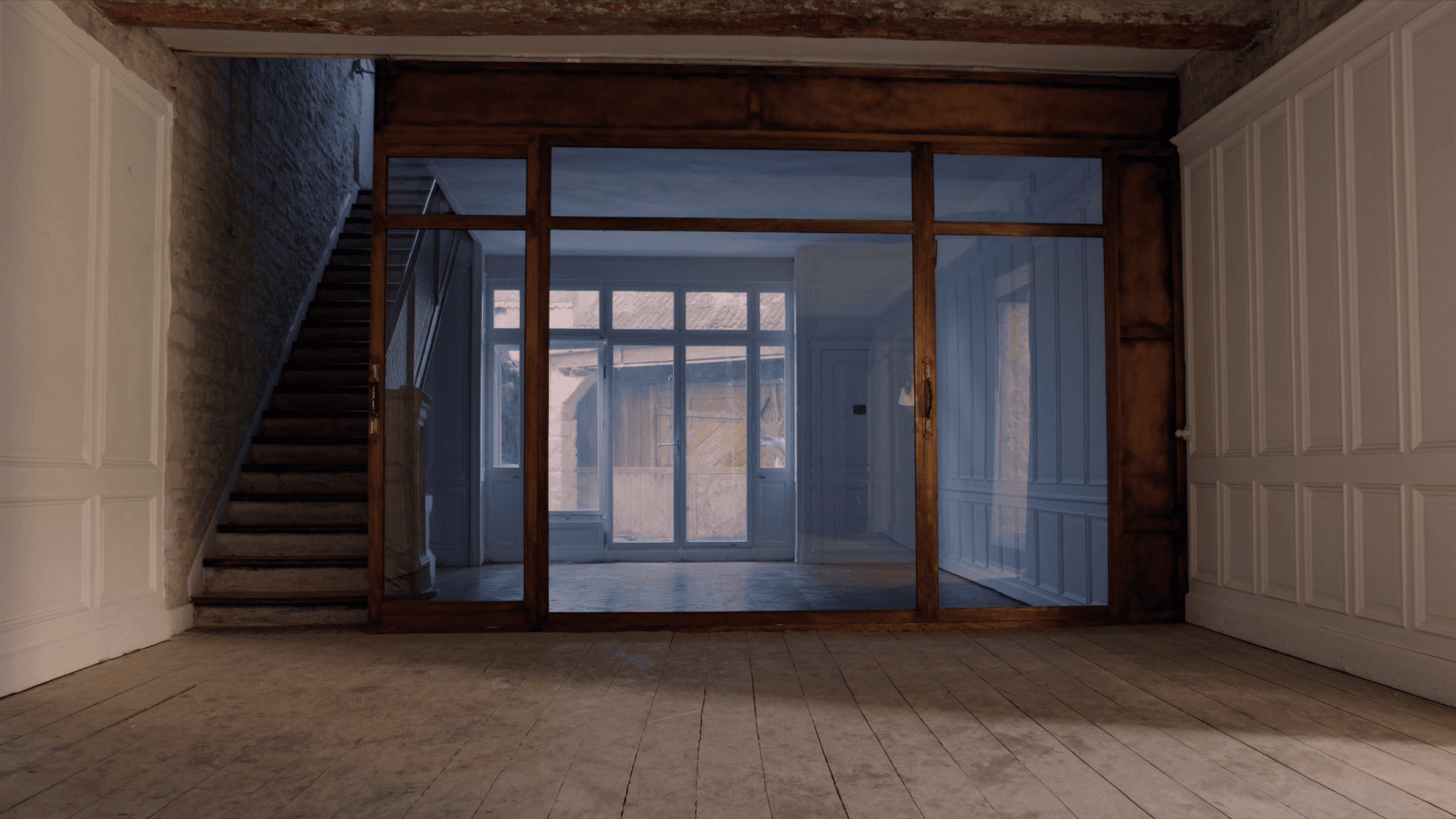 Verrière atelier maison de bourg pierre calcaire cœur médiéval Arpajon 91290 — profil acier 40 mm patine bronze antique sur mesure + laiton fait main fonderie Bois-d'Arcy + verre clair feuilleté Saint-Gobain Diamant 8+8 mm — ABF halle XVIIe 1670 + église Saint-Clément accepté 1ère instruction