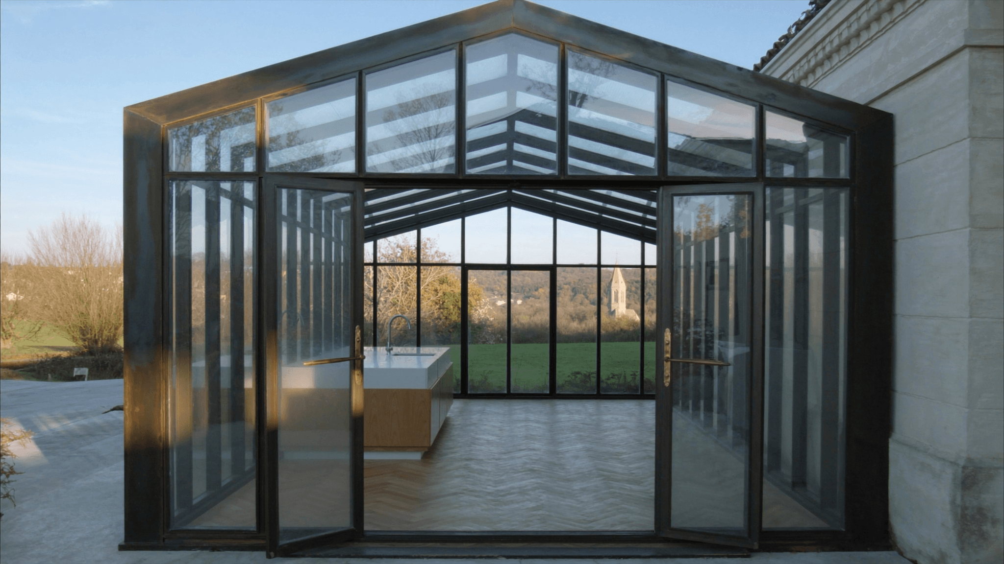 Verrière atelier pavillon vallée Renarde Breuillet 91650 cœur villageois pierre calcaire — profil acier 40 mm patine bronze antique sur mesure + laiton fait main fonderie Bois-d'Arcy + verre clair feuilleté Saint-Gobain Diamant 8+8 mm — ABF cœur villageois église Saint-Jacques-le-Majeur accepté 1ère instruction