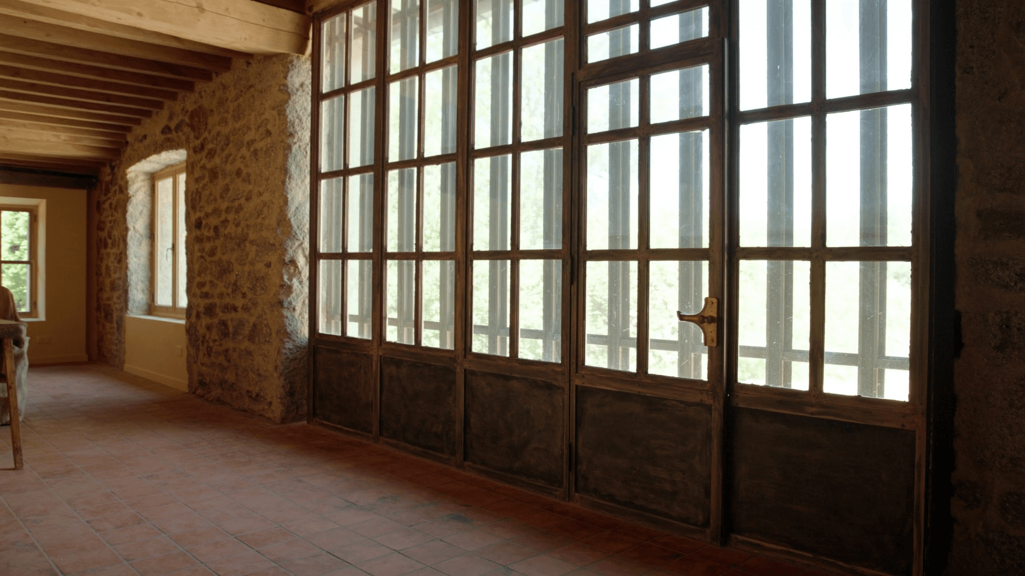 Verrière atelier longère gâtinais Maisse 91720 Essonne — PNR Gâtinais Français — profil acier S235JR T 40×40 mm patine bronze antique sur mesure par Yann + laiton fait main fonderie Bois-d'Arcy + verre clair feuilleté Saint-Gobain Diamant 8+8 mm — abords église Saint-Médard XIIe-XVIe MH + château la Tour XVIIIe accepté 1ère instruction