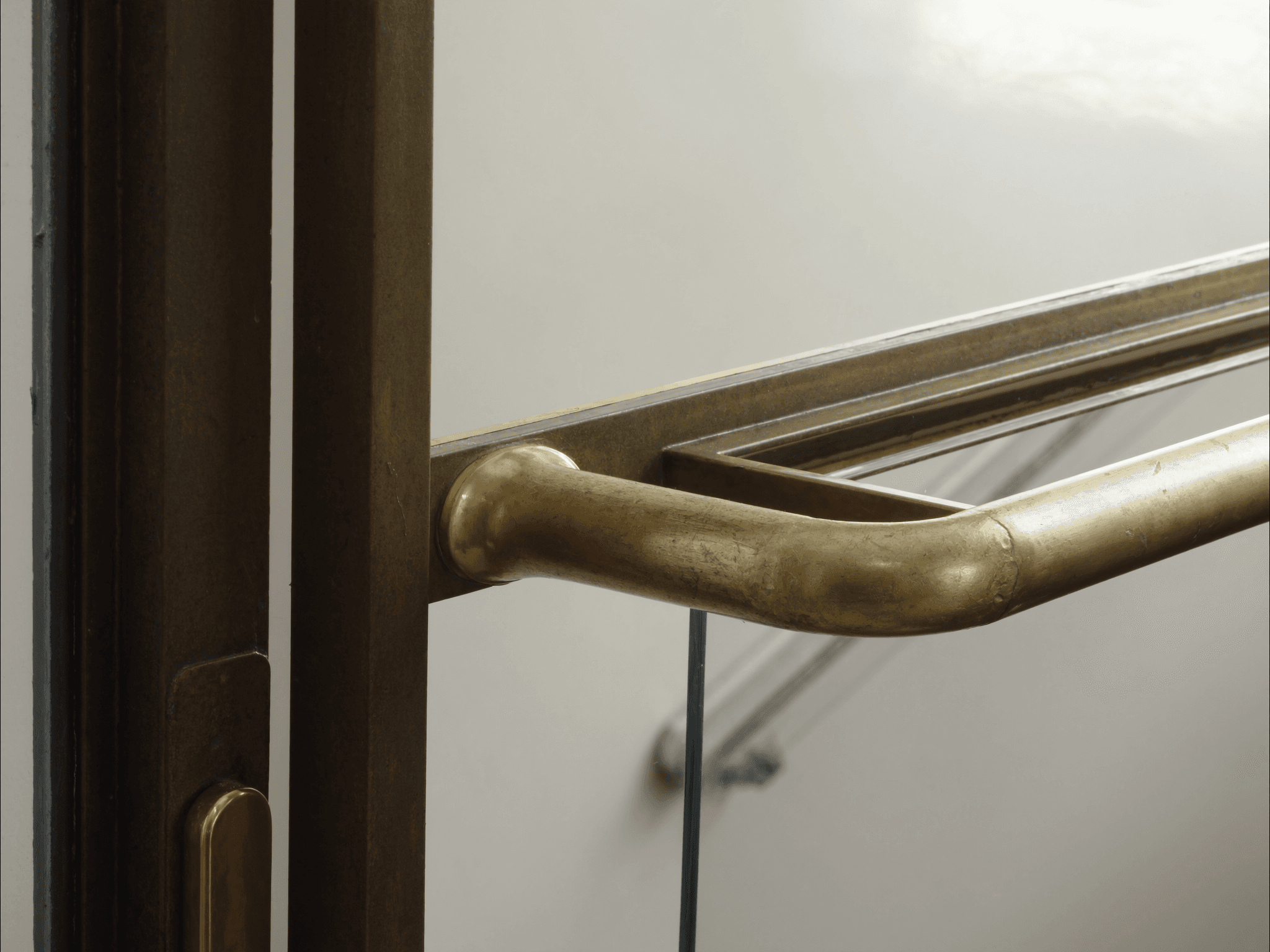 Détail main courante laiton fait main fonderie Bois-d'Arcy sur profil 40 mm — Maisse