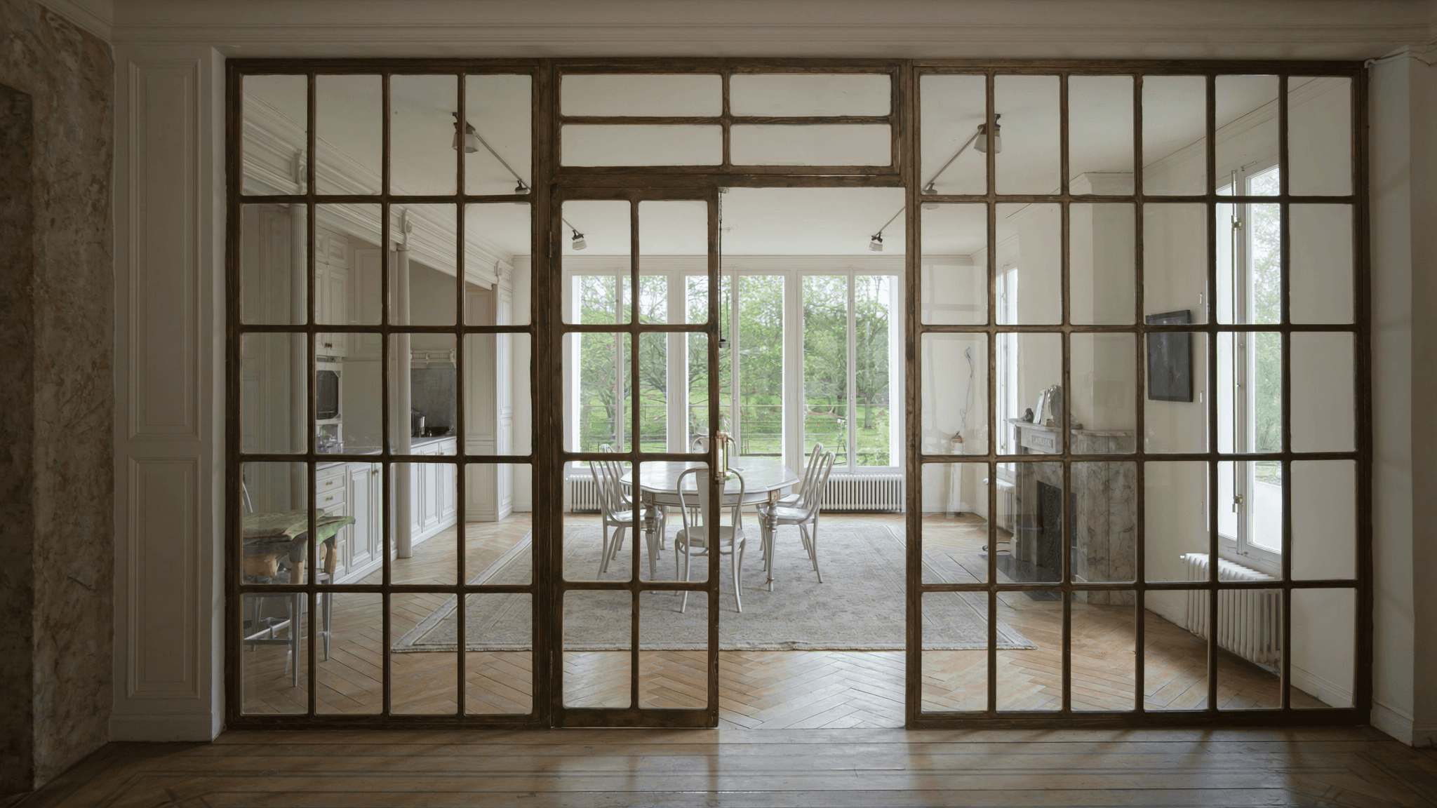 Verrière atelier demeure résidentielle Le Coudray-Montceaux 91830 Essonne sud-est bord Seine — profil acier S235JR 40 mm patine bronze antique sur mesure par Yann + laiton fait main fonderie Bois-d'Arcy + verre clair feuilleté Saint-Gobain Diamant 8+8 mm — proximité golf 18 trous parc 80ha + château XVIIIe + église Saint-Léger-Saint-Sébastien XVIe