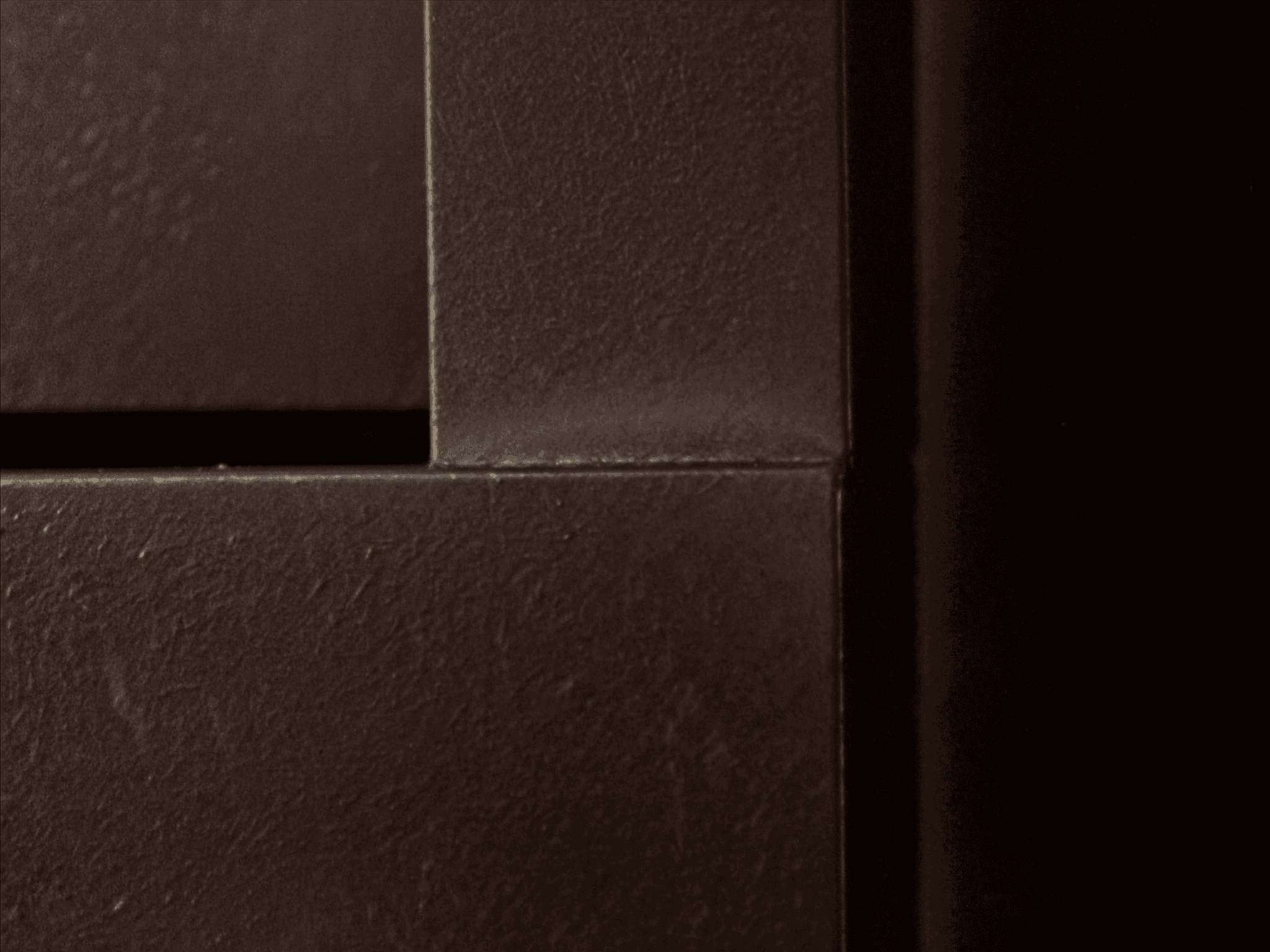 Détail patine bronze antique foncé chocolat par Yann profil S235JR T 40 × 40 mm cohérent menuiseries aluminium Roger Saubot — verrière Bathes Les Ulis