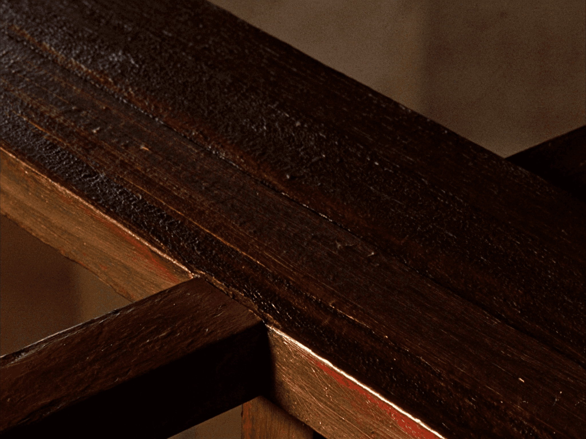 Détail patine bronze antique foncé chocolat main Yann — Belle Époque Montgeron
