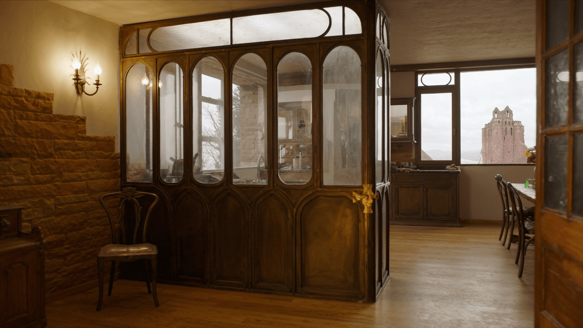 Verrière atelier pavillon meulière Linas 91310 Essonne Hurepoix — profil acier S235JR T 40×40 mm patine bronze antique sur mesure Yann + laiton fait main fonderie Bois-d'Arcy + verre clair feuilleté Saint-Gobain Diamant 8+8 mm — vue Tour de Montlhéry XIIe MH voisine, signal historique premier autodrome France 1924
