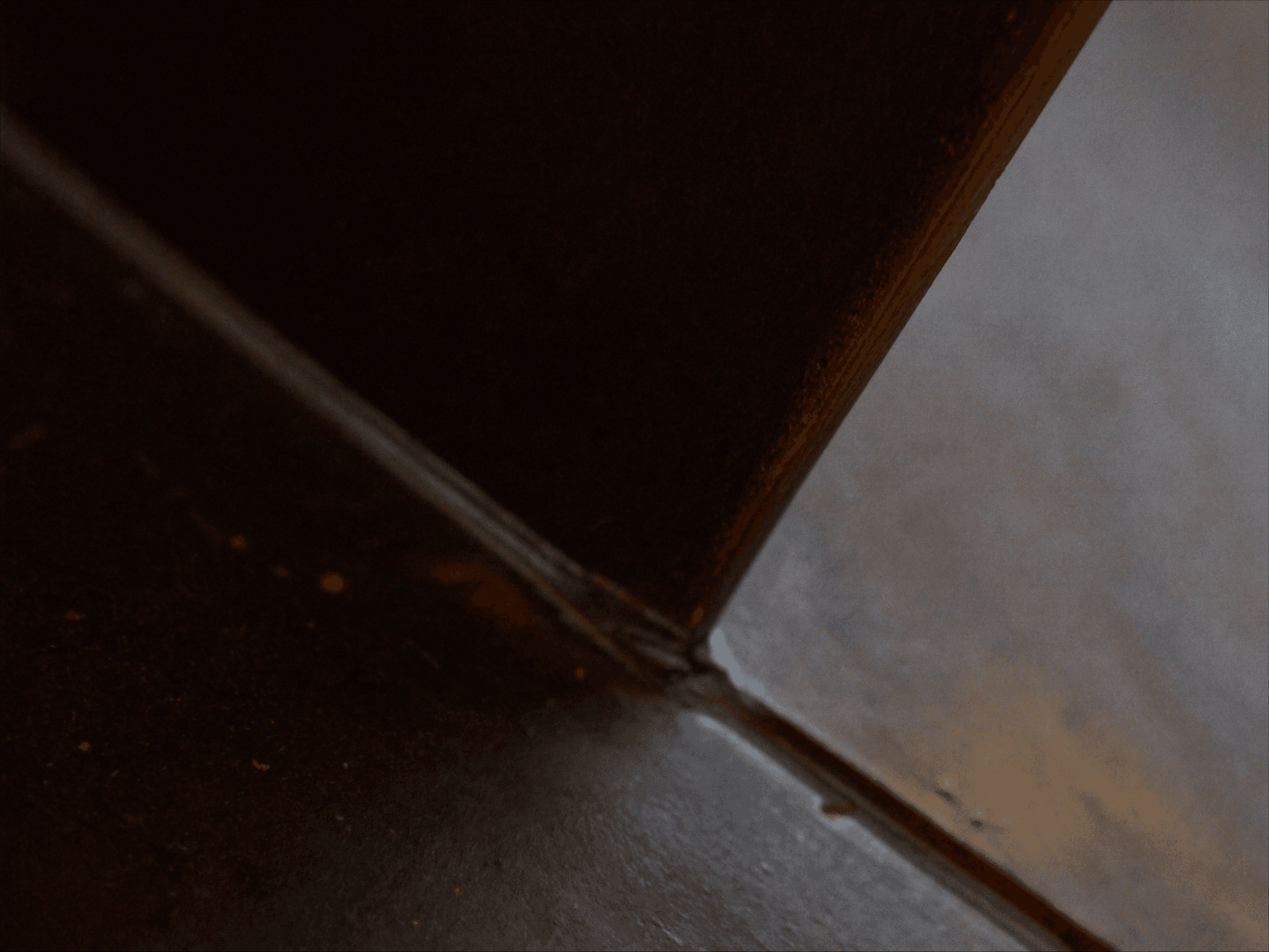 Détail patine bronze antique foncé chocolat Yann profil S235JR T 40 × 40 mm — verrière pavillon meulière 1902 Linas vue Tour de Montlhéry XIIe
