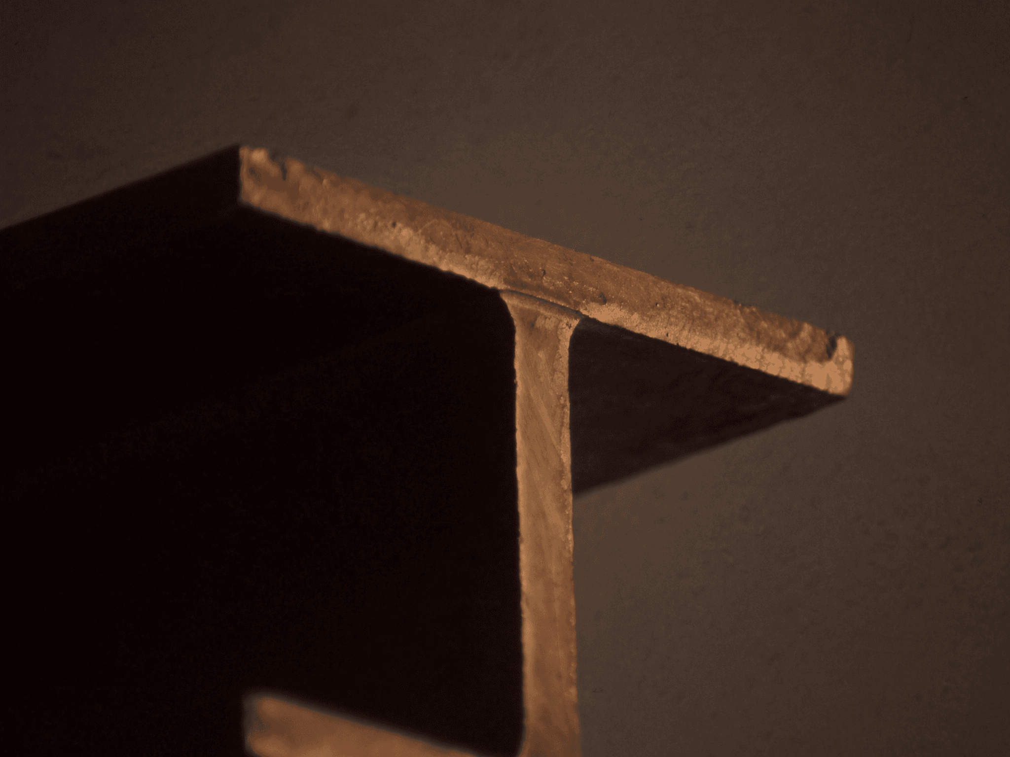 Détail patine bronze antique foncé chocolat Yann profil S235JR T 40 × 40 mm — verrière maison architecte Lisses chercheur Génopole