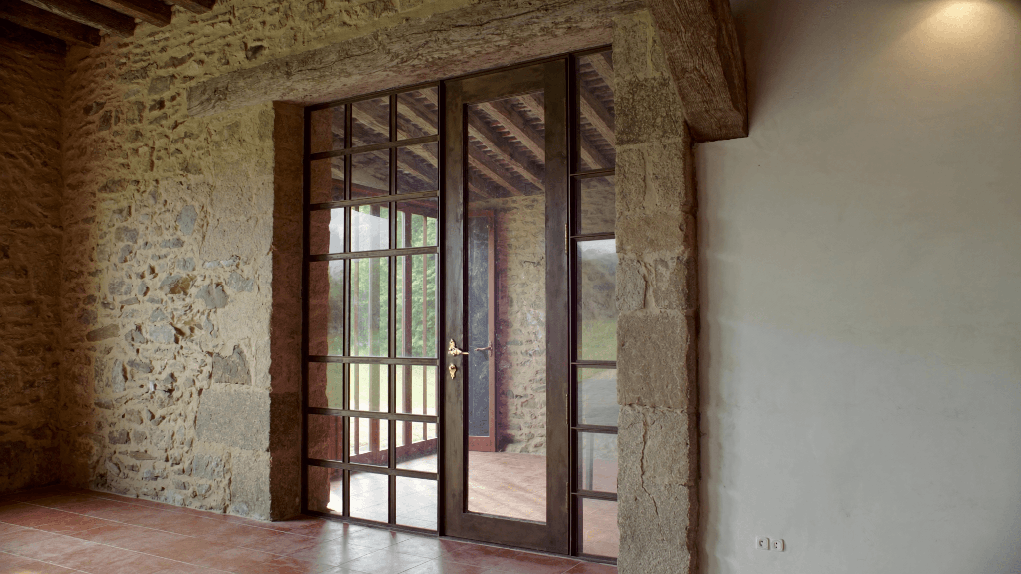 Verrière atelier longère essonnienne vallée Essonne Saint-Vrain 91770 — profil acier S235JR T 40 × 40 mm patine bronze antique sur mesure + laiton fait main fonderie Bois-d'Arcy + verre clair feuilleté Saint-Gobain Diamant 8+8 mm — atelier AZ Bruyères-sur-Oise 75 km — abords château XVIIIe + Parc Safari Natura 2000