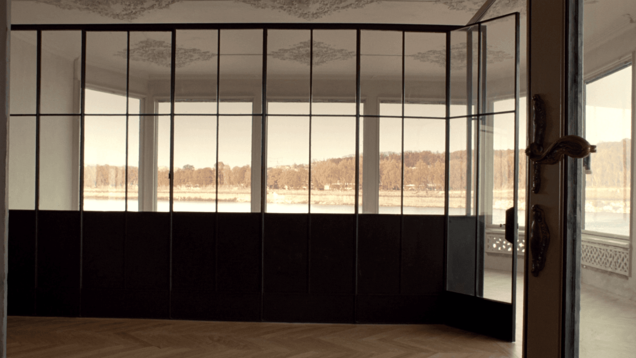 Verrière atelier pavillon Belle Époque Ris-Orangis 91130 bord de Seine — profil acier S235JR T 40 × 40 mm patine bronze antique sur mesure Yann + laiton fait main fonderie Bois-d'Arcy + vitrage feuilleté Saint-Gobain Diamant 8+8 mm — RER D + Hippodrome