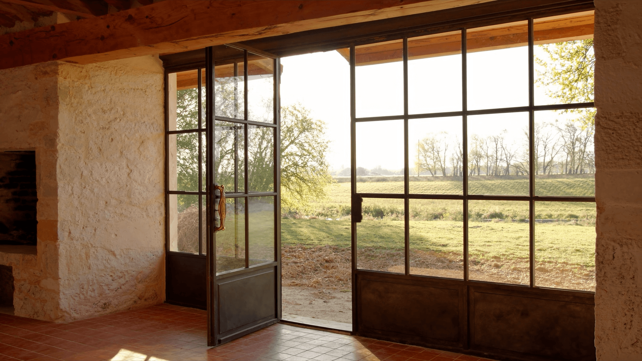Verrière atelier longère beauceronne bord de Juine Saclas 91690 Essonne — profil acier S235JR T 40×40 mm patine bronze antique sur mesure par Yann + laiton fonderie Bois-d'Arcy + vitrage Saint-Gobain Diamant 8+8 mm — secteur église Saint-Germain XIIe MH accepté 1ère instruction