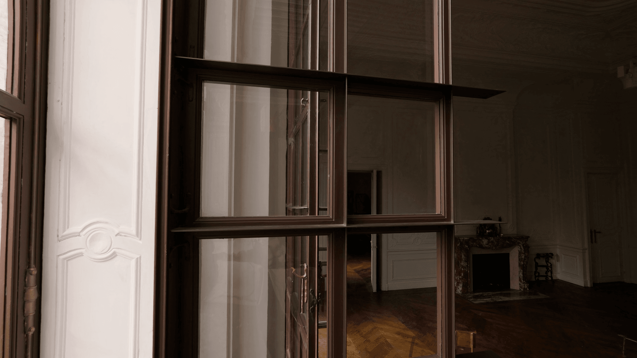 Verrière atelier maison Belle Époque Savigny-sur-Orge 91600 quartier Champagne — profil acier S235JR T 40 × 40 mm patine bronze antique sur mesure par Yann + laiton fait main filière Bois-d'Arcy 50 km + verre clair feuilleté Saint-Gobain Diamant 8+8 mm — proximité église Saint-Martin XIIe (MH) ABF accepté 1ère instruction