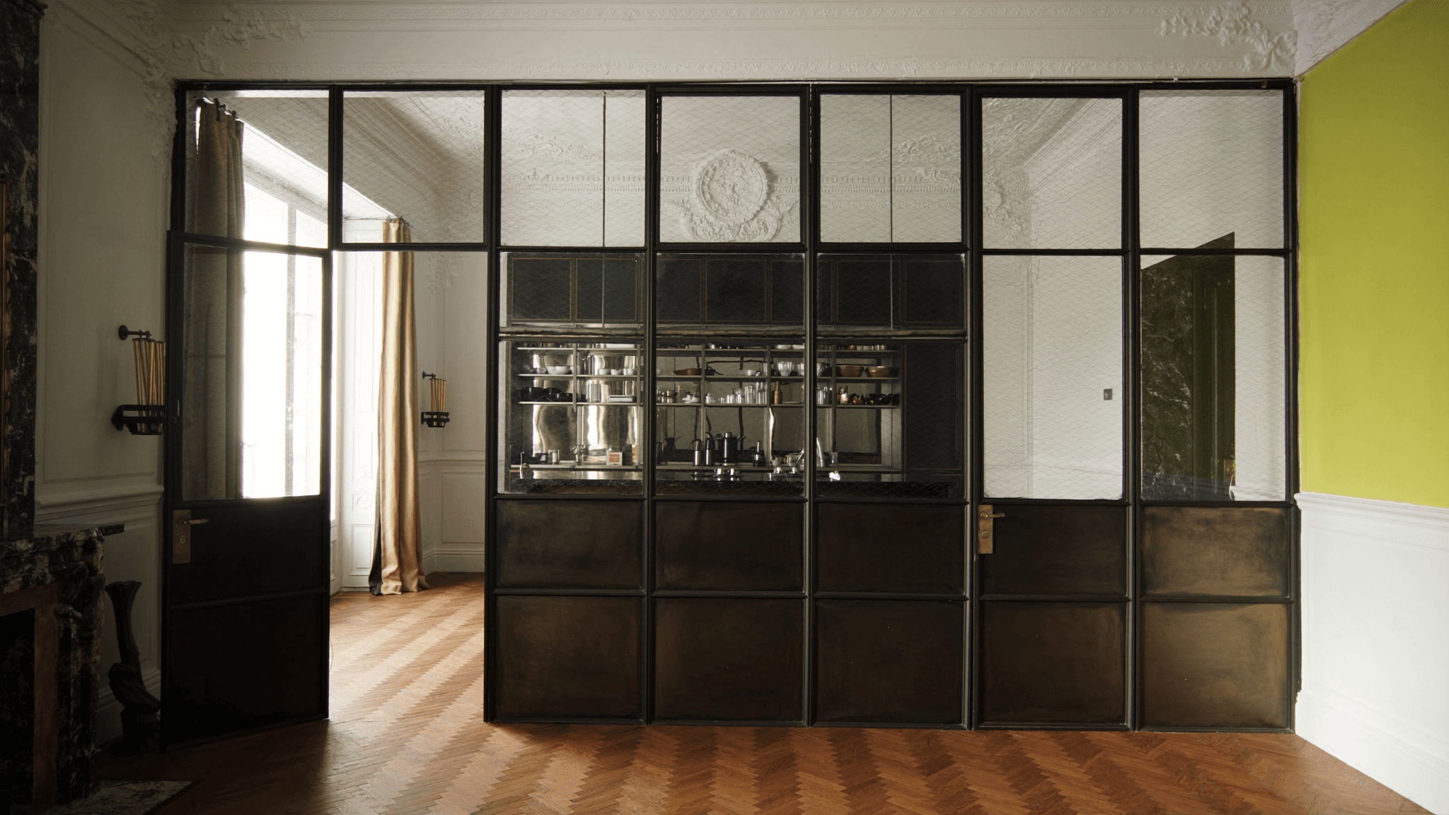 Verrière atelier maison bourgeoise Wissous 91320 — secteur église Saint-Denis MH XIIe-XVIe + château XVIIIe — profil acier S235JR T 40 × 40 mm patine bronze antique sur mesure Yann + laiton fait main fonderie Bois-d'Arcy + verre clair feuilleté Saint-Gobain Diamant 8+8 mm — ABF accepté 1ère instruction