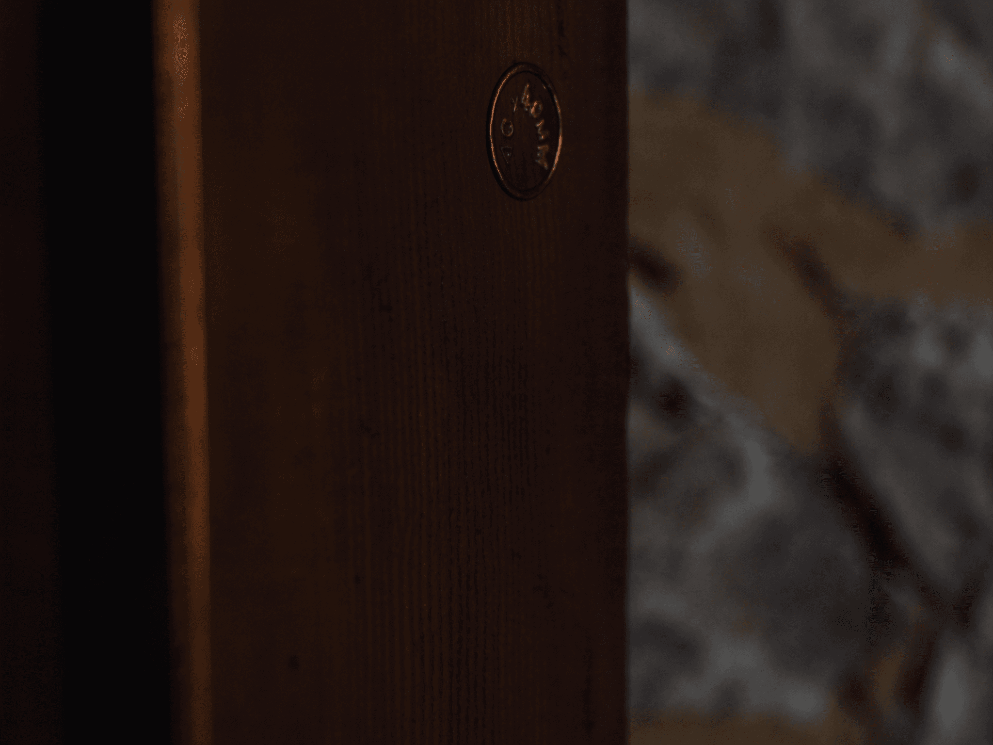 Détail patine bronze antique chocolat profil 40 mm par Yann patineur Bois-d'Arcy