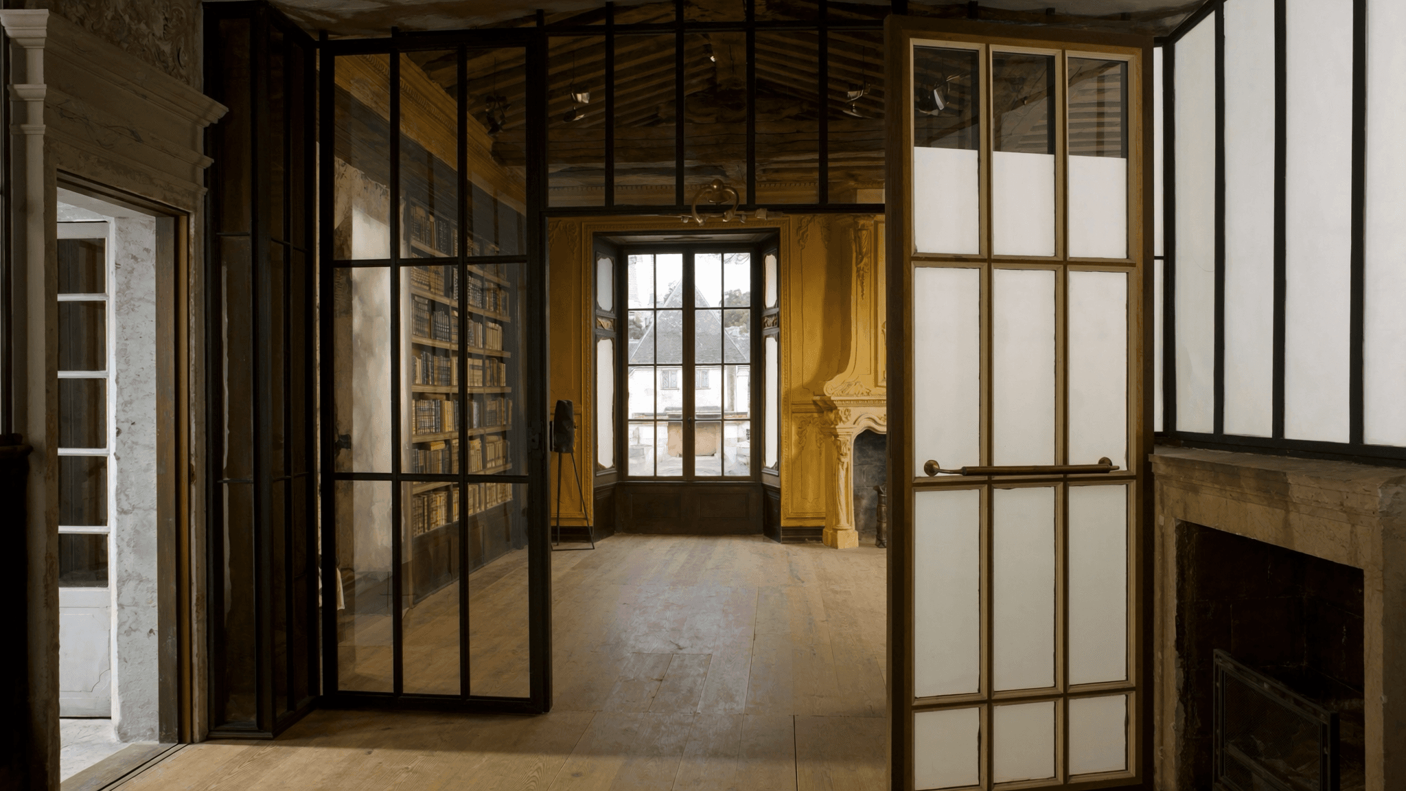 Verrière atelier hôtel particulier médiéval Bernay 27300 abords abbatiale Notre-Dame — profil acier S235JR T 40 mm patine bronze antique sur mesure Yann + laiton fait main fonderie Bois-d'Arcy + verre clair feuilleté Saint-Gobain Diamant 8+8 mm — ABF abbatiale romane Volpiano accepté 1ère instruction