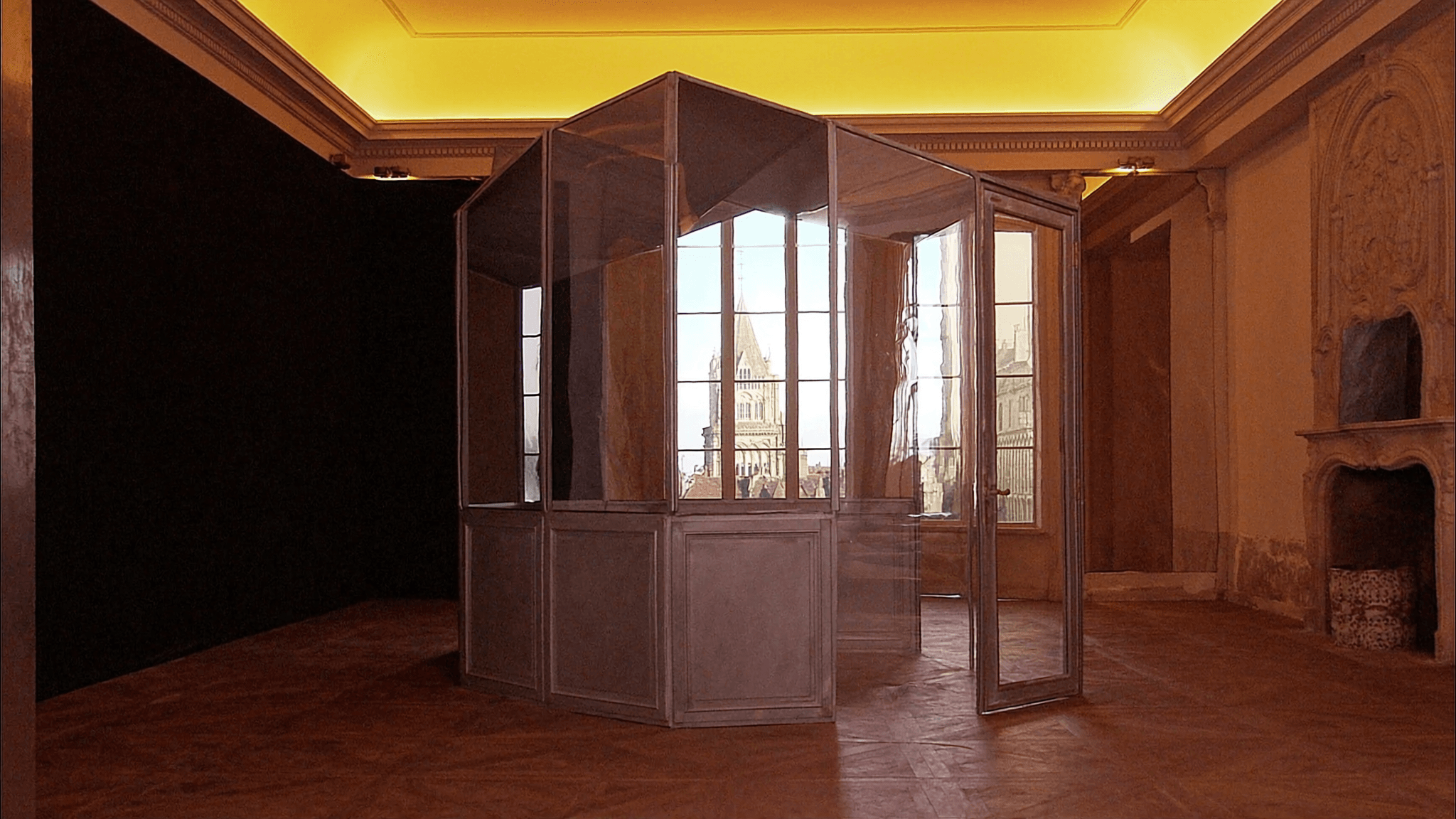 Verrière monumentale 9,8 m² hôtel XVIIIe place Sainte-Croix Bernay