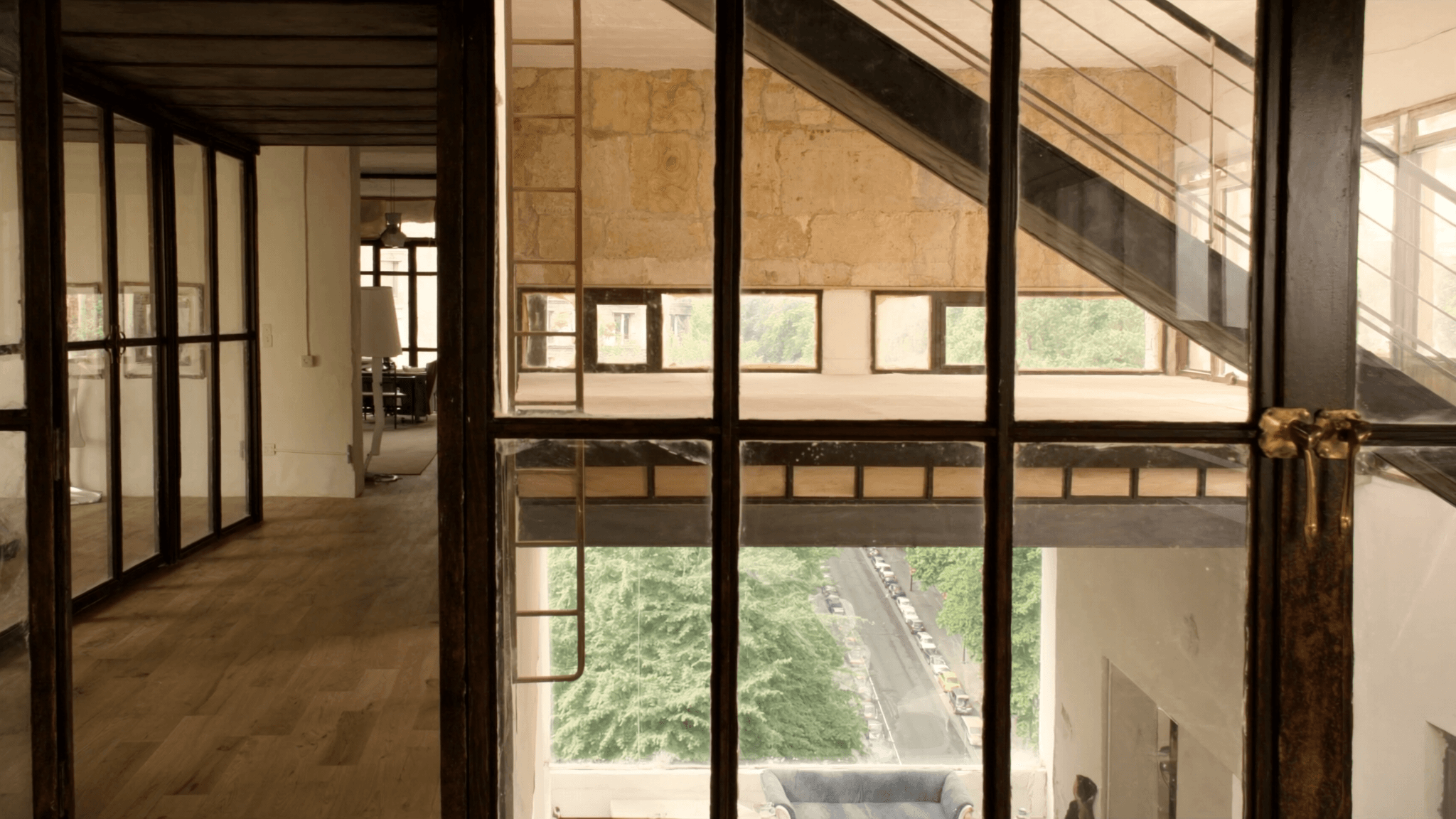 Verrière atelier loft ex-atelier reconverti Paris 12e Bercy + Bel-Air — profil acier S235JR T 40 × 40 mm patine bronze antique par Yann + vitrage Saint-Gobain Diamant 8+8 mm + filière laiton fonderie Bois-d'Arcy 38 km — Viaduc des Arts 1859 restauré 1995 Patrick Berger