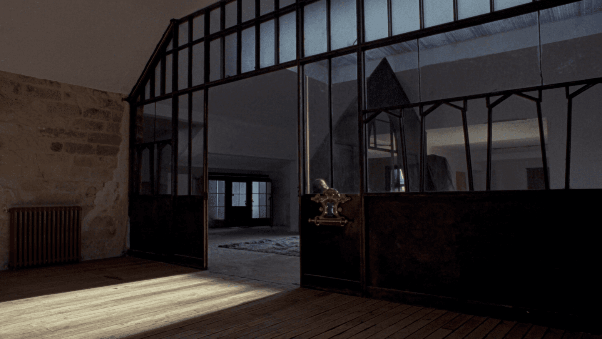 Verrière atelier loft ex-atelier d'artistes Butte-aux-Cailles Paris 13e — profil S235JR T 40 × 40 mm patine bronze antique sur mesure par Yann + laiton fait main fonderie Bois-d'Arcy 38 km + vitrage Saint-Gobain Diamant 8+8 mm — héritage Manufacture Gobelins 1601