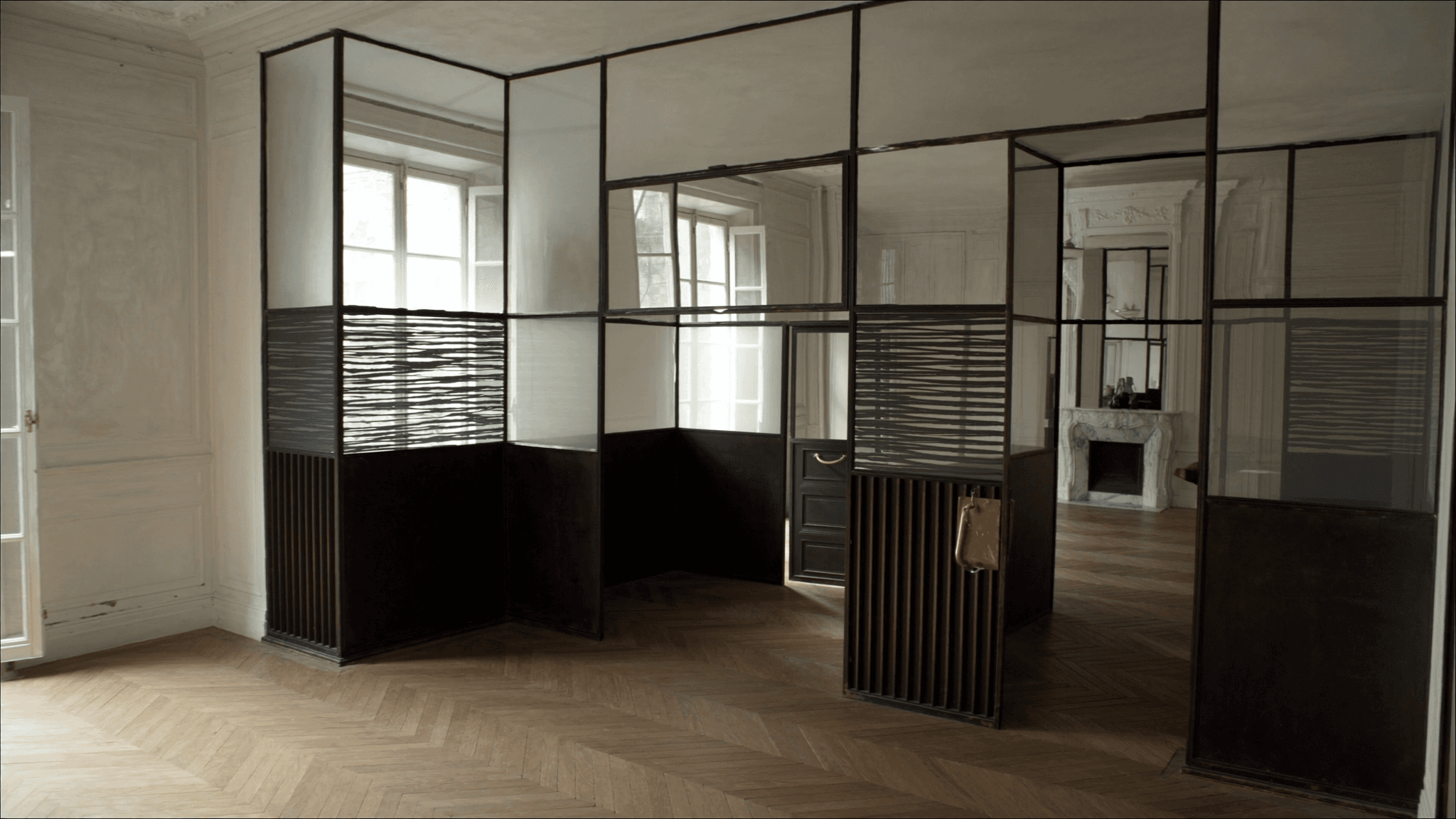 Verrière atelier appartement haussmannien Paris 15e Vaugirard — profil acier 40 mm patine bronze antique sur mesure par Yann + laiton fait main fonderie Bois-d'Arcy + verre clair feuilleté Saint-Gobain Diamant 8+8 mm — proximité Institut Pasteur 1888