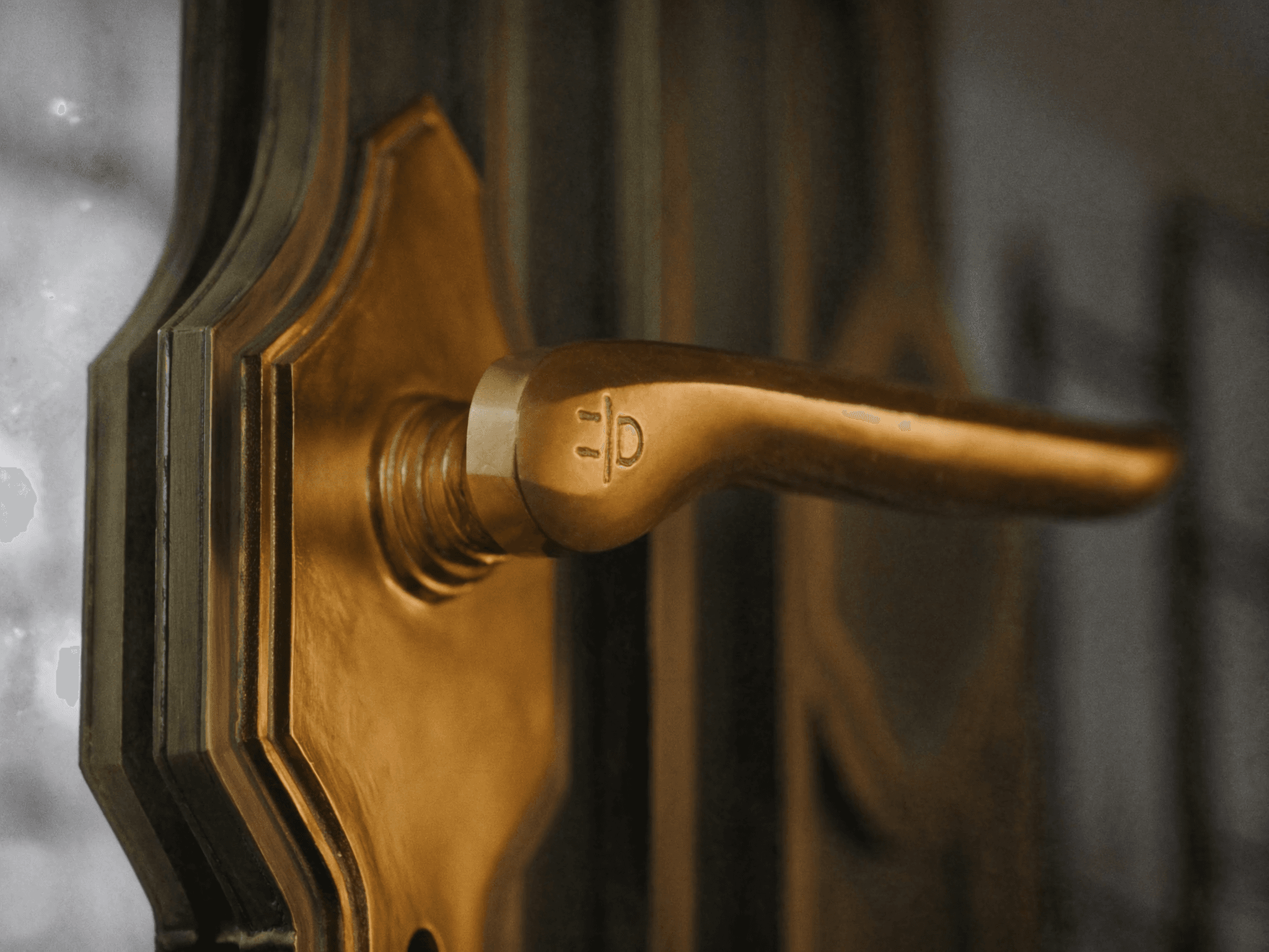 Détail laiton fait main fonderie Bois-d'Arcy