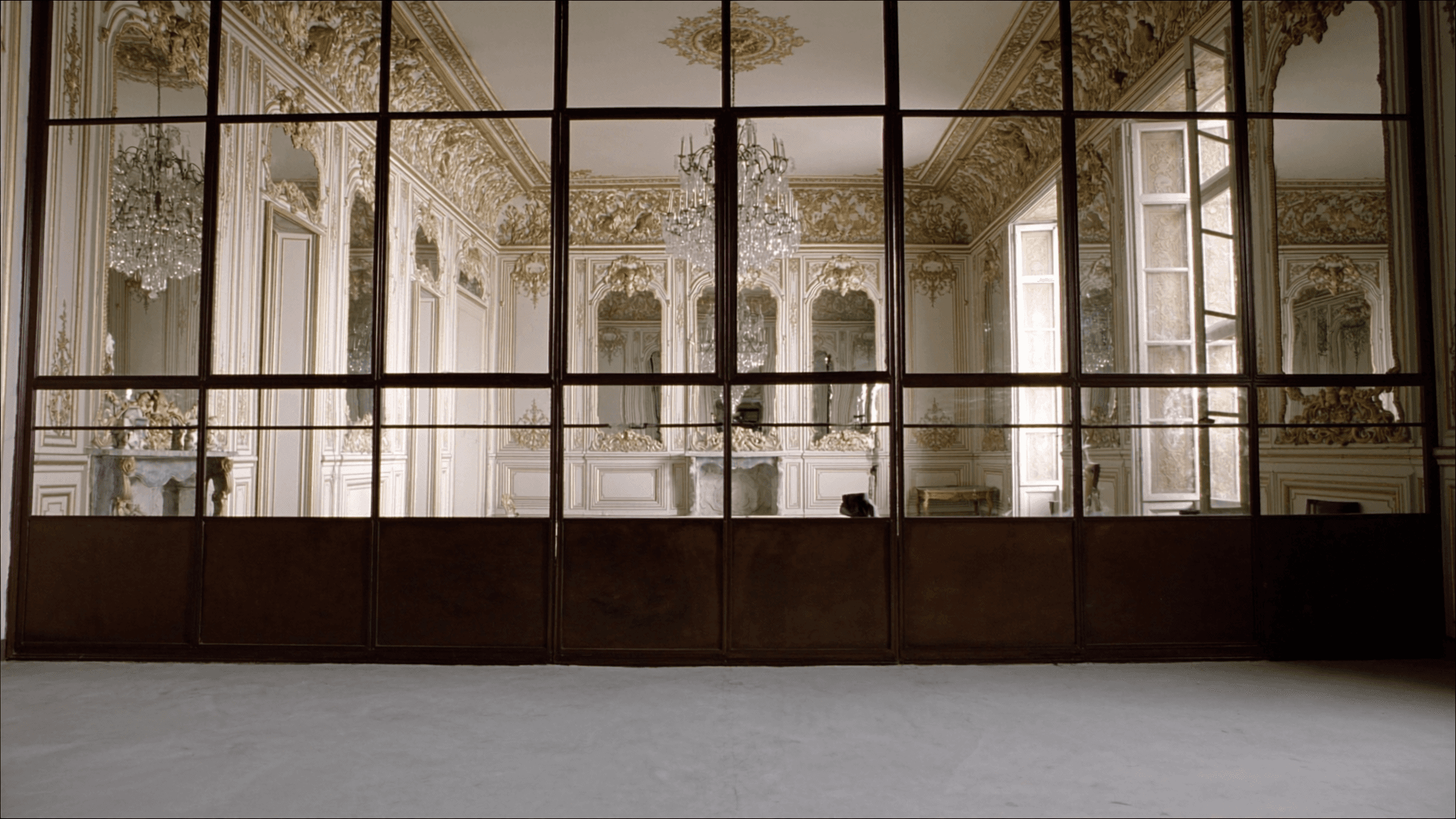 Verrière atelier hôtel particulier XVIIIe Paris 1er Place Vendôme — profil acier 40 mm patine bronze antique sur mesure + laiton fait main fonderie Bois-d'Arcy + verre clair feuilleté Saint-Gobain Diamant 8+8 mm — ABF UNESCO Berges Seine + Louvre accepté 1ère instruction