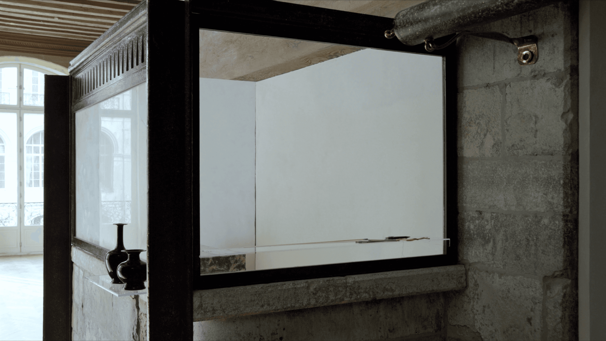 Verrière atelier hôtel particulier XVIIe Marais sud Paris 4e place des Vosges 1612 — profil acier S235JR T 40 × 40 mm patine bronze antique sur mesure par Yann + laiton fait main fonderie Bois-d'Arcy 40 km + verre clair feuilleté Saint-Gobain Diamant 8+8 mm — ABF Marais Plan Sauvegarde 1962 accepté 1ère instruction