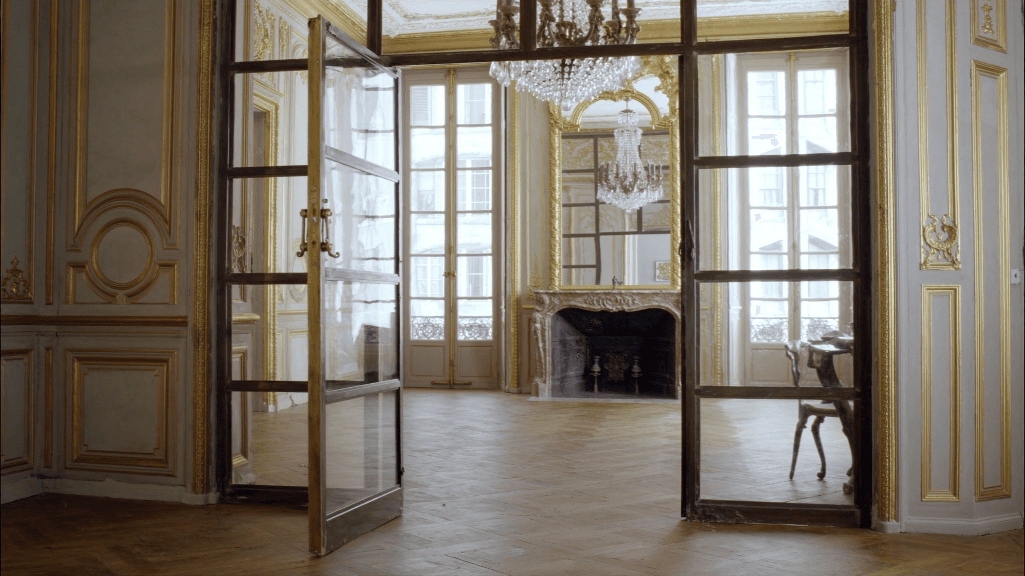 Verrière atelier hôtel particulier XVIIIe Paris 7e Faubourg-Saint-Germain — profil acier 40 mm patine bronze antique sur mesure + laiton fait main fonderie Bois-d'Arcy + verre clair feuilleté Saint-Gobain Diamant 8+8 mm — ABF Faubourg-Saint-Germain UNESCO accepté 1ère instruction
