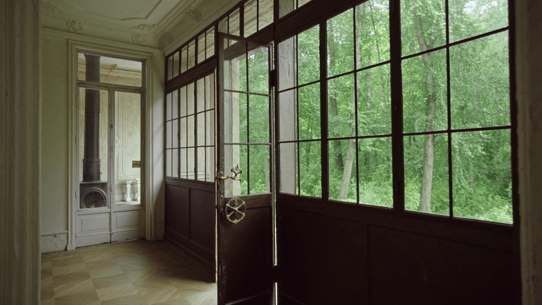 Verrière atelier pavillon bourgeois Chaville 92370 lisière forêt Fausses-Reposes 596 ha — profil acier T 40 mm S235JR patine bronze antique sur mesure + laiton fait main fonderie Bois-d'Arcy + verre clair feuilleté Saint-Gobain Diamant 8+8 mm — proximité Versailles 8 km