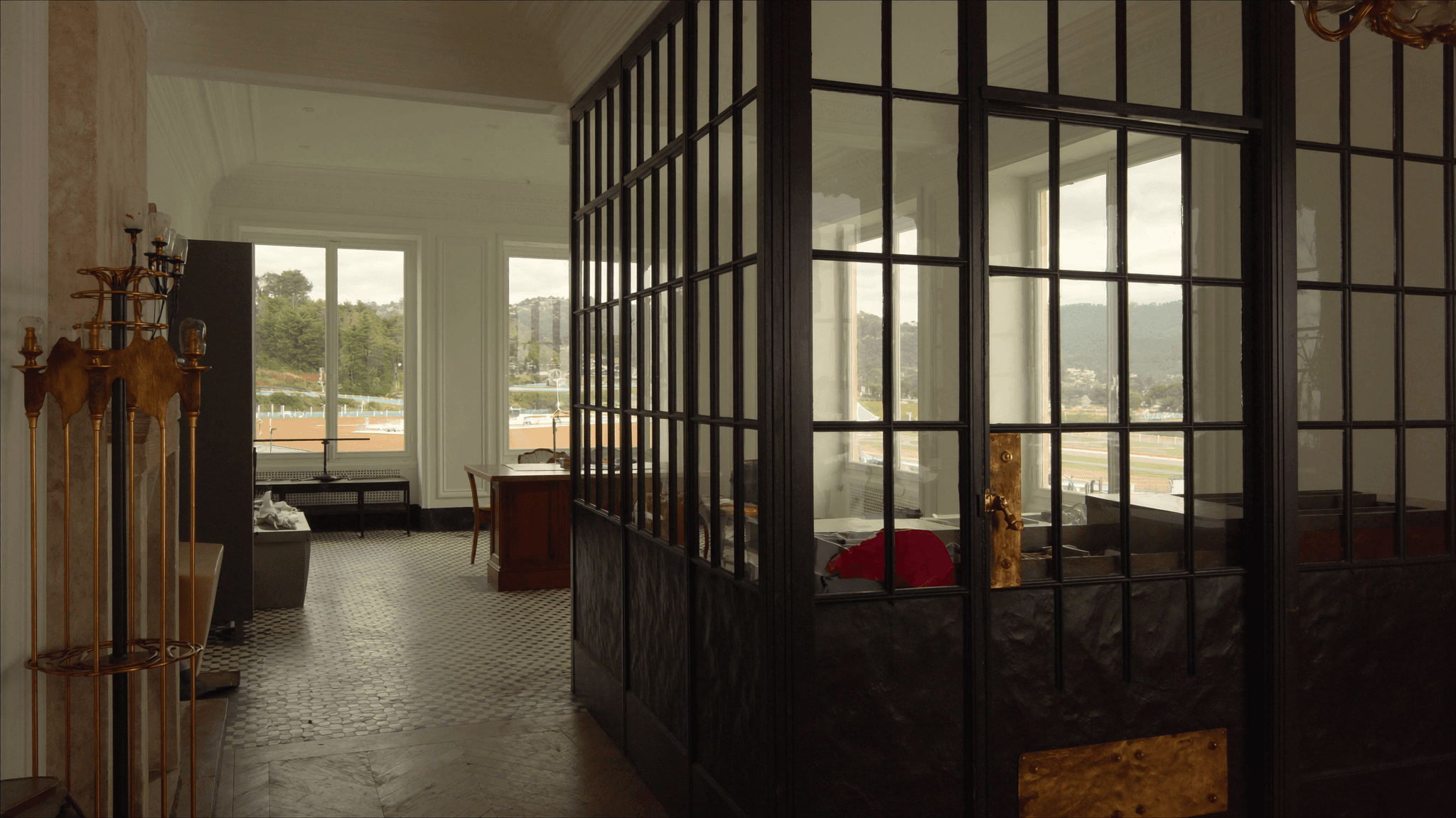 Verrière atelier pavillon Belle Époque coteaux Buzenval Garches 92380 — profil acier T 40 × 40 mm S235JR patine bronze antique sur mesure par Yann + laiton fait main filière Bois-d'Arcy 18 km + vitrage Saint-Gobain Diamant 8+8 mm — vue Hippodrome Saint-Cloud lisière Mont-Valérien