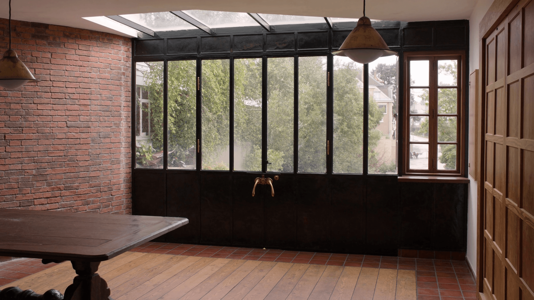 Verrière atelier cité-jardins Sellier 1928 Malakoff Maison-Blanche — profil acier T 40 × 40 mm patine bronze antique sur mesure par Yann + laiton fait main fonderie Bois-d'Arcy 30 km + verre Saint-Gobain Diamant 8+8 mm — atelier Bruyères-sur-Oise 42 km via A86