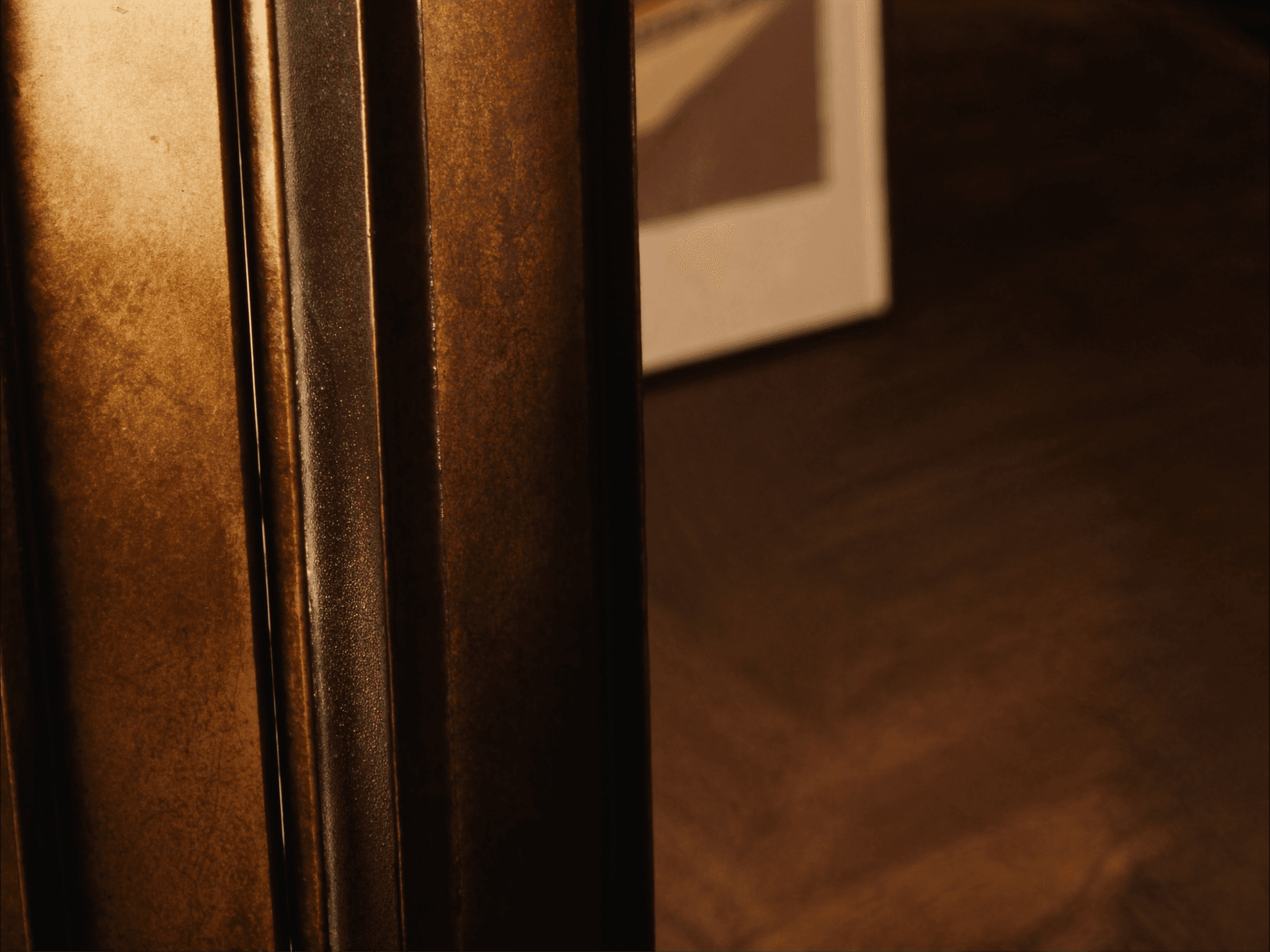 Détail patine bronze antique foncé chocolat fait main par Yann profil S235JR T 40×40 mm Bellevue