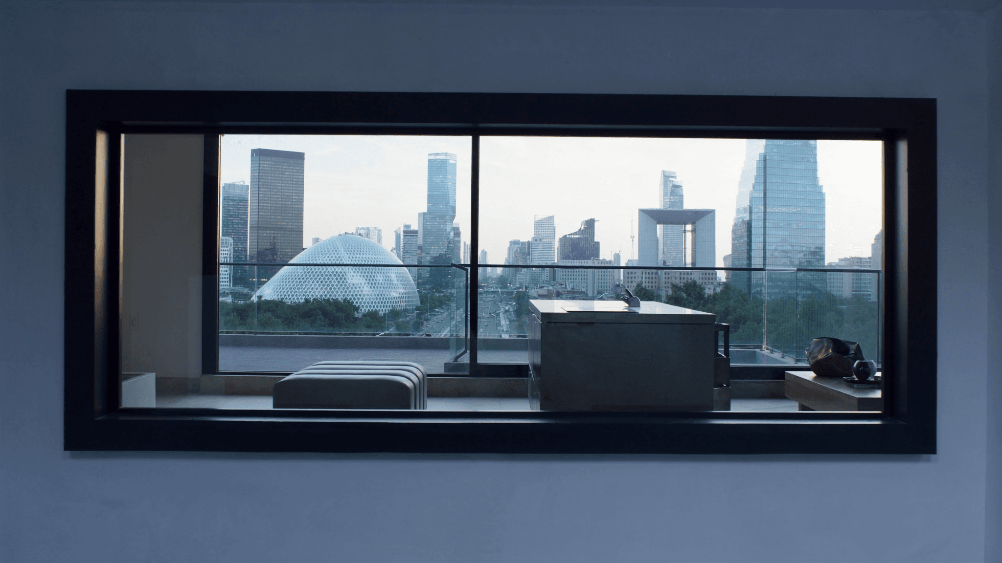 Verrière 6,8 m² appart dalle La Défense profil 40 mm noir mat vue Grande Arche Spreckelsen 1989