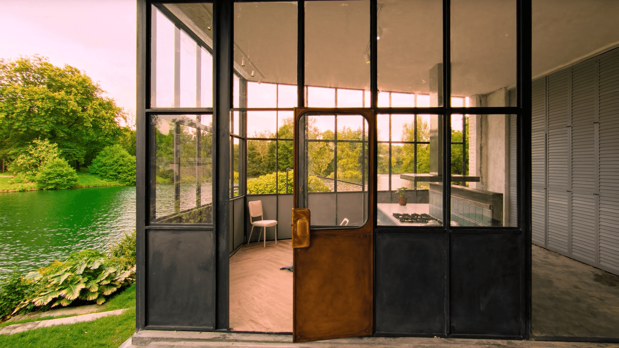 Verrière 7,2 m² pavillon Bas-Puteaux Berges Seine profil acier brut huilé patiné vue Île de Puteaux Bois 12 ha