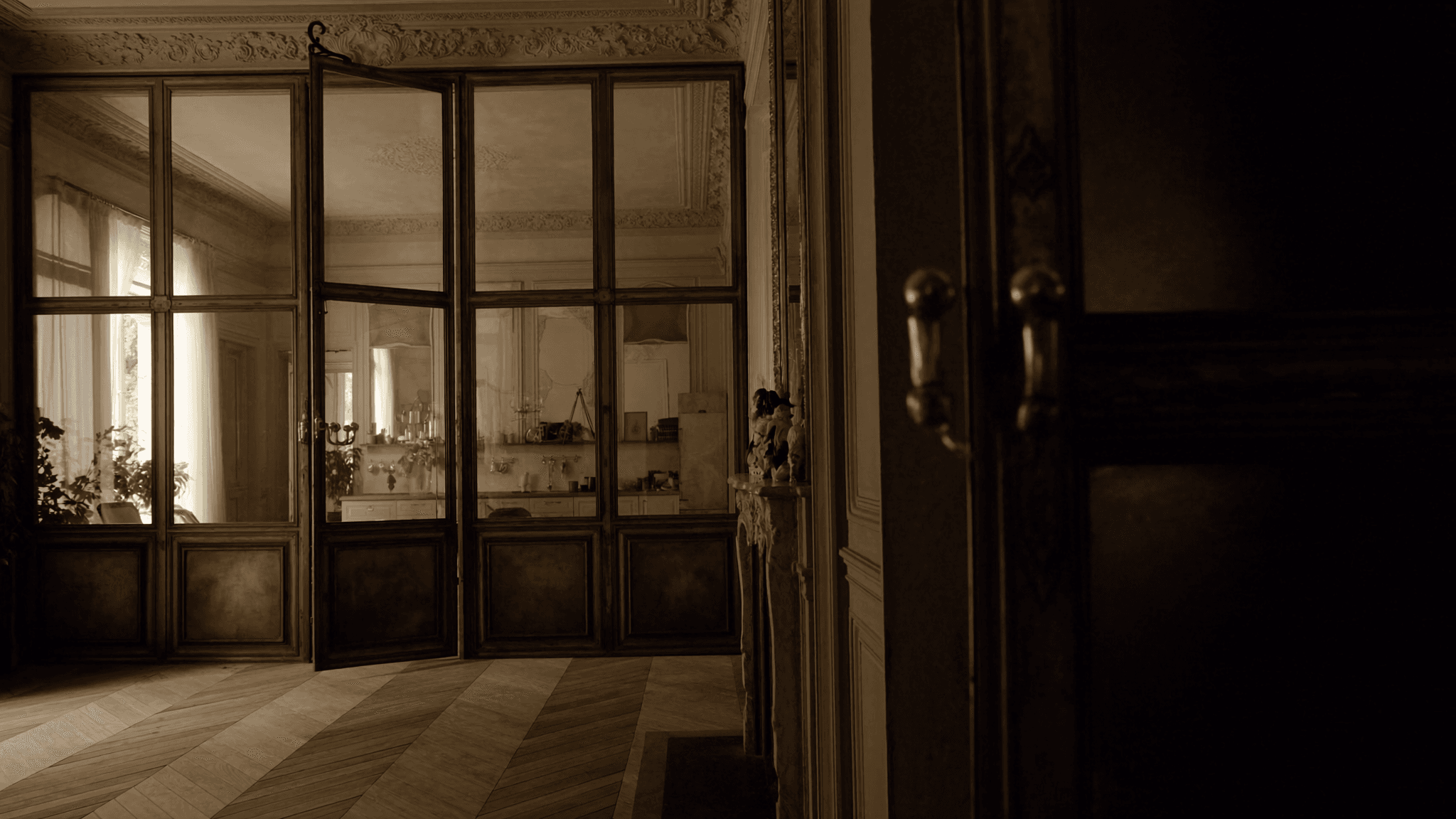 Verrière atelier hôtel XIXe Belle Époque Rueil-Malmaison 92500 Bel-Air-Mont-Valérien — profil acier 40 mm patine bronze antique sur mesure + laiton fait main fonderie Bois-d'Arcy + verre clair feuilleté Saint-Gobain Diamant 8+8 mm — ABF Domaine National Malmaison accepté 1ère instruction