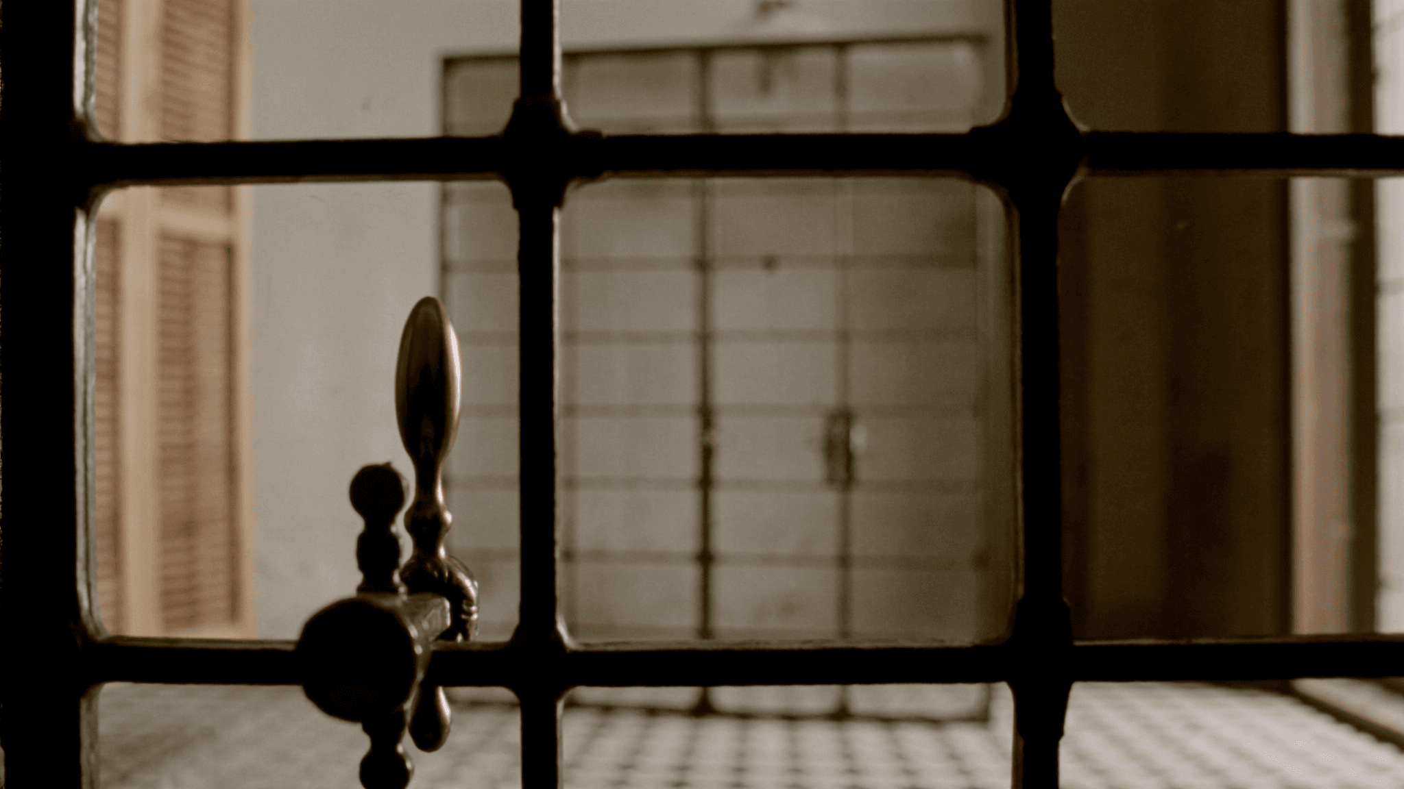 Verrière atelier maison de bourg Petite Cité de Caractère Le Vaudreuil 27100 Roumois — profil acier S235JR T 40×40 mm patine bronze antique sur mesure + laiton fait main fonderie Bois-d'Arcy + verre clair feuilleté Saint-Gobain Diamant 8+8 mm — ABF Eure périmètre château XVIIIe MH + église Notre-Dame XIIe accepté 1ère instruction