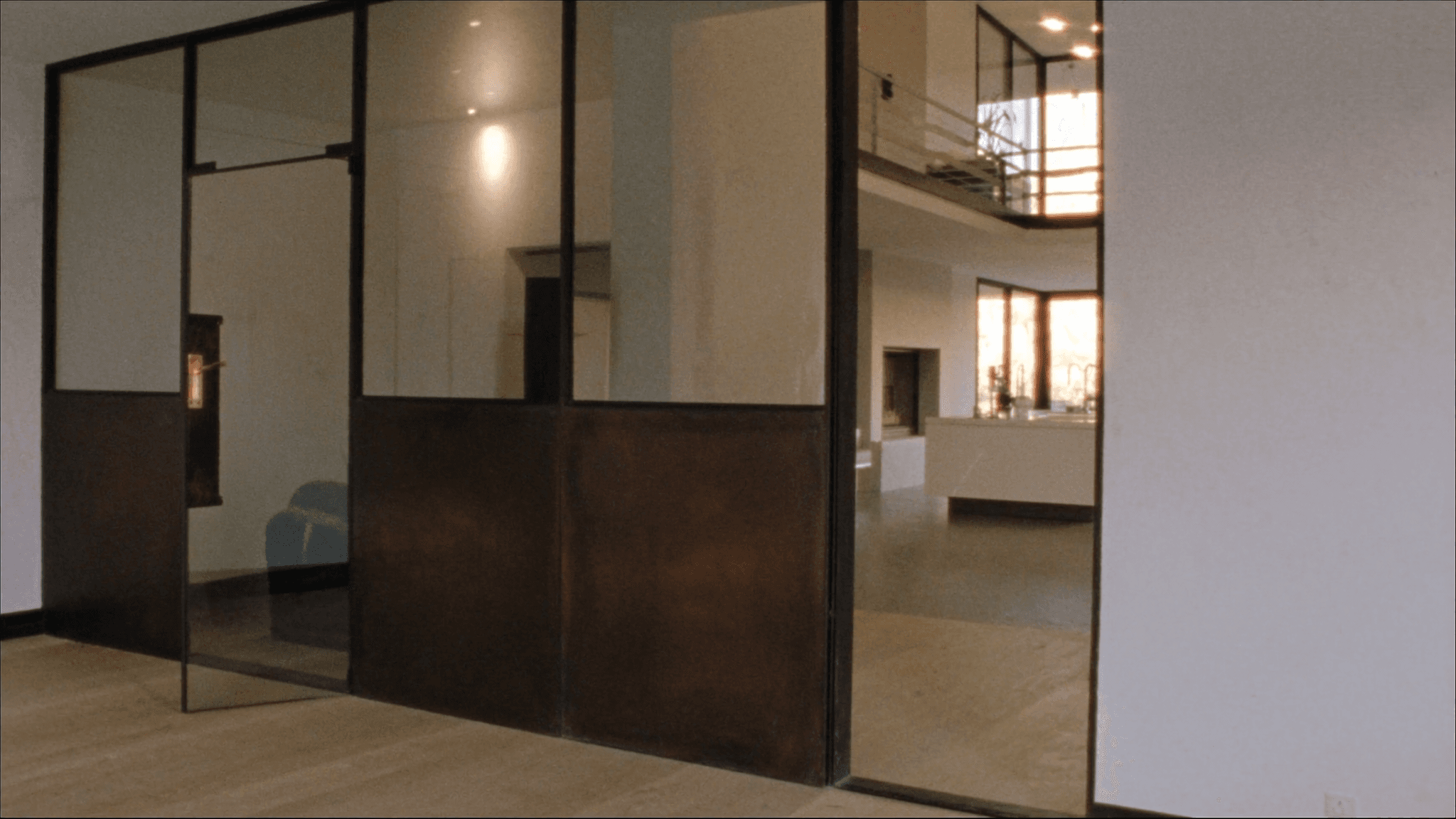 Verrière atelier villa Val d'Europe Bailly-Romainvilliers 77700 — profil acier S235JR T 40 × 40 mm patine bronze antique sur mesure + laiton fait main fonderie Bois-d'Arcy + verre clair feuilleté Saint-Gobain Diamant 8+8 mm — clientèle cadres Disney + Disney Hôtels Newport Bay + New York