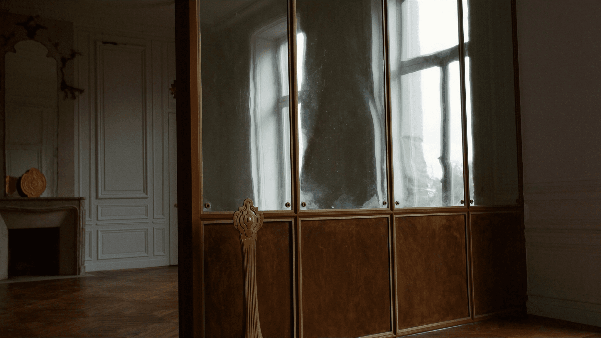 Verrière atelier longère Noyonnais Cuts 60400 — profil acier S235JR T 40×40 mm patine bronze antique sur mesure + laiton fait main fonderie Bois-d'Arcy + verre clair feuilleté Saint-Gobain Diamant 8+8 mm — secteur église Saint-Médard XIIe-XVIe MH + château XVIIIe + tranchées WW1 front Noyonnais