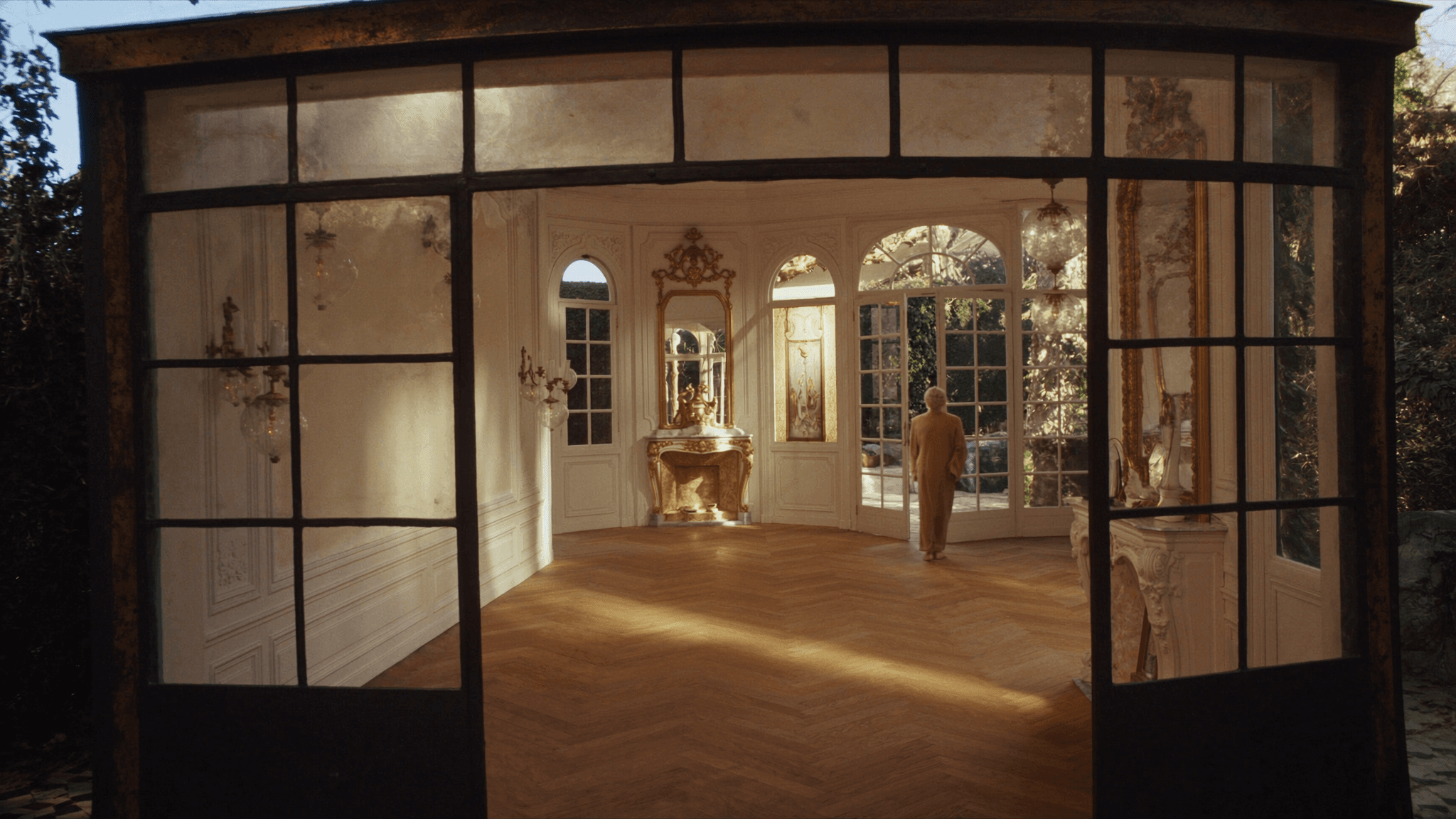 Verrière atelier demeure ducale XVIIIe Fitz-James 60600 Centre-Bourg château duc de Fitz-James — profil acier 40 mm patine bronze antique sur mesure + laiton fait main fonderie Bois-d'Arcy + verre clair feuilleté Saint-Gobain Diamant 8+8 mm — ABF accepté 1ère instruction (héritage jacobite Stuart)