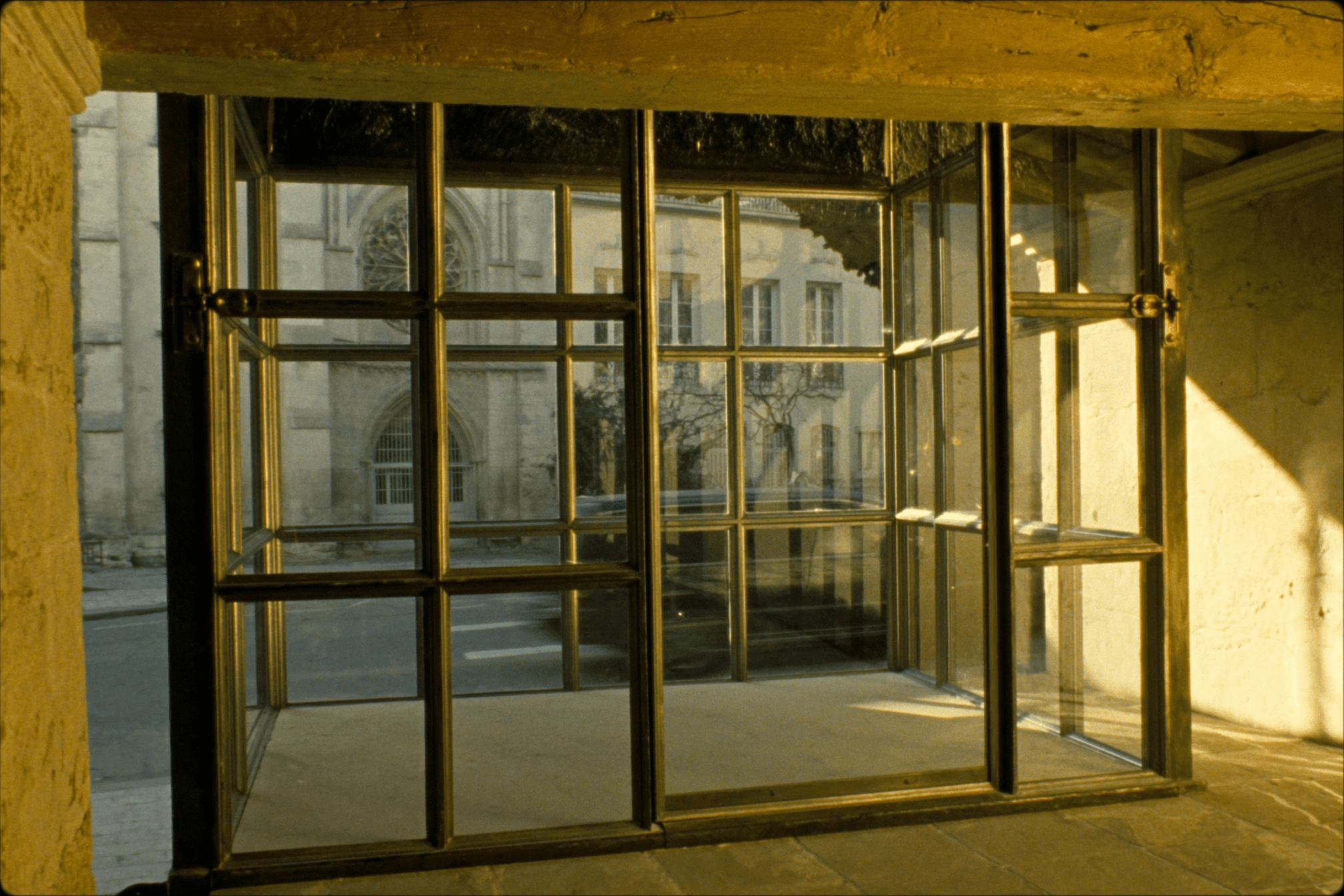Verrière atelier maison Renaissance pierre calcaire Magny-en-Vexin 95420 cœur historique rue de Rouen — profil acier 40 mm patine bronze antique sur mesure + laiton fait main fonderie Bois-d'Arcy + verre clair feuilleté Saint-Gobain Diamant 8+8 mm — ABF Vexin français accepté 1ère instruction
