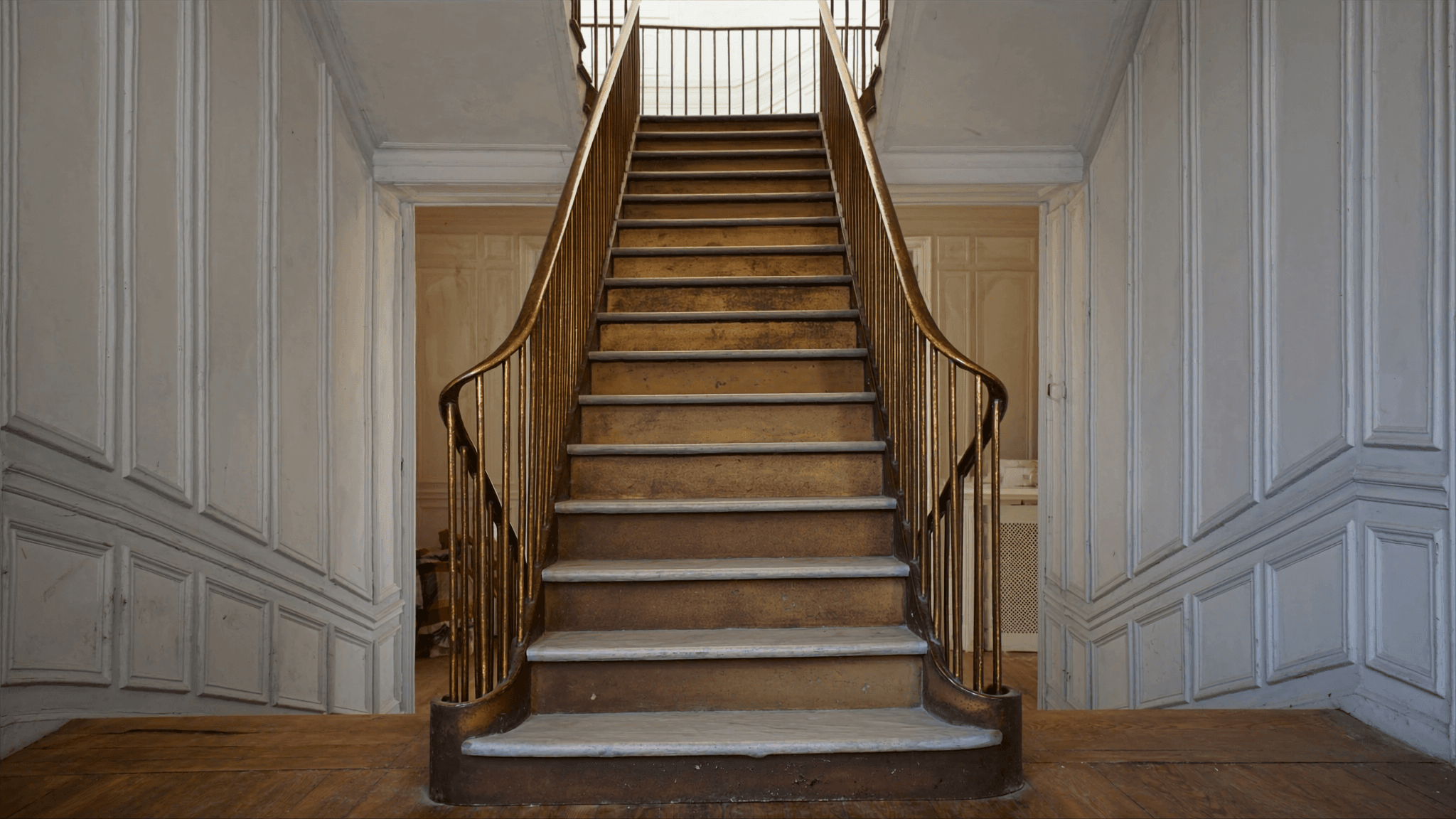 Escalier quart-tournant acier S235JR patiné bronze antique + chêne fumé 40 mm — pavillon Ballainvilliers 91160 lotissement CSP++ RN20 — garde-corps barreaudage vertical T 40×40 mm AZ Construction atelier Bruyères-sur-Oise 52 km via A86 + A6 + RN20