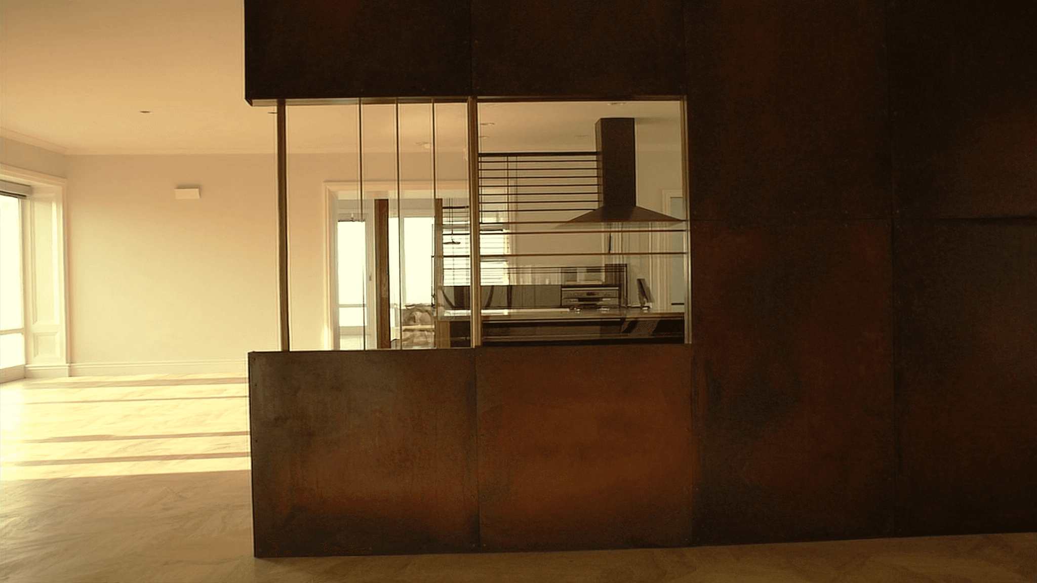 Verrière atelier pavillon Plaine de France Le Thillay 95500 limitrophe Roissy-CDG — profil acier 40 mm patine bronze antique sur mesure + laiton fait main fonderie Bois-d'Arcy + verre clair feuilleté acoustique Saint-Gobain Diamant 8+8 mm — atelier AZ Bruyères-sur-Oise 23 km