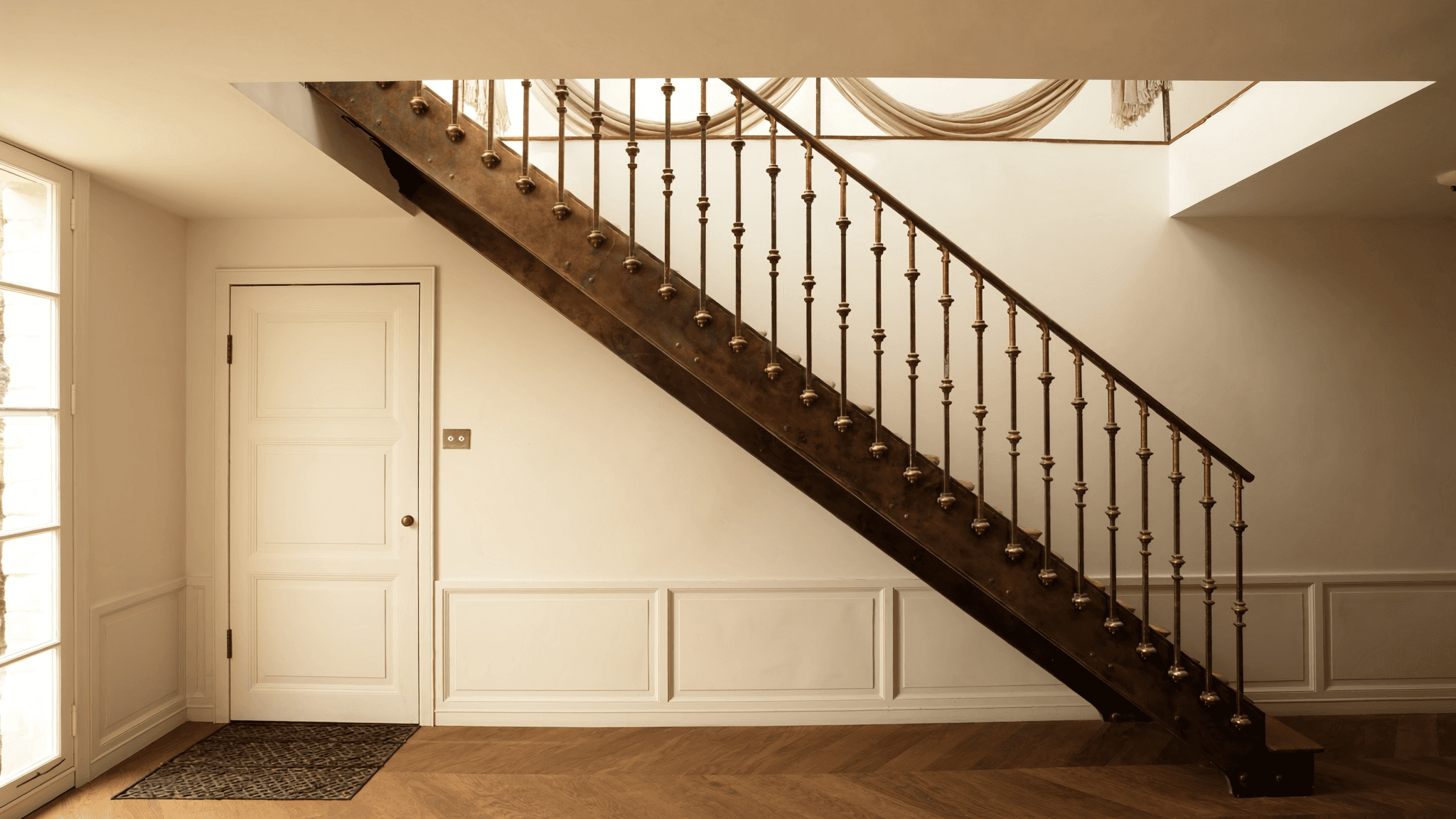 Escalier quart-tournant acier S235JR patiné bronze antique + chêne fumé 40 mm — ferme Hurepoix Boissy-le-Cutte 91590 hameau rural sud Étampes — garde-corps barreaudage vertical T 40×40 mm AZ Construction atelier Bruyères-sur-Oise 80 km via A86 + A6 + N20 + RD145