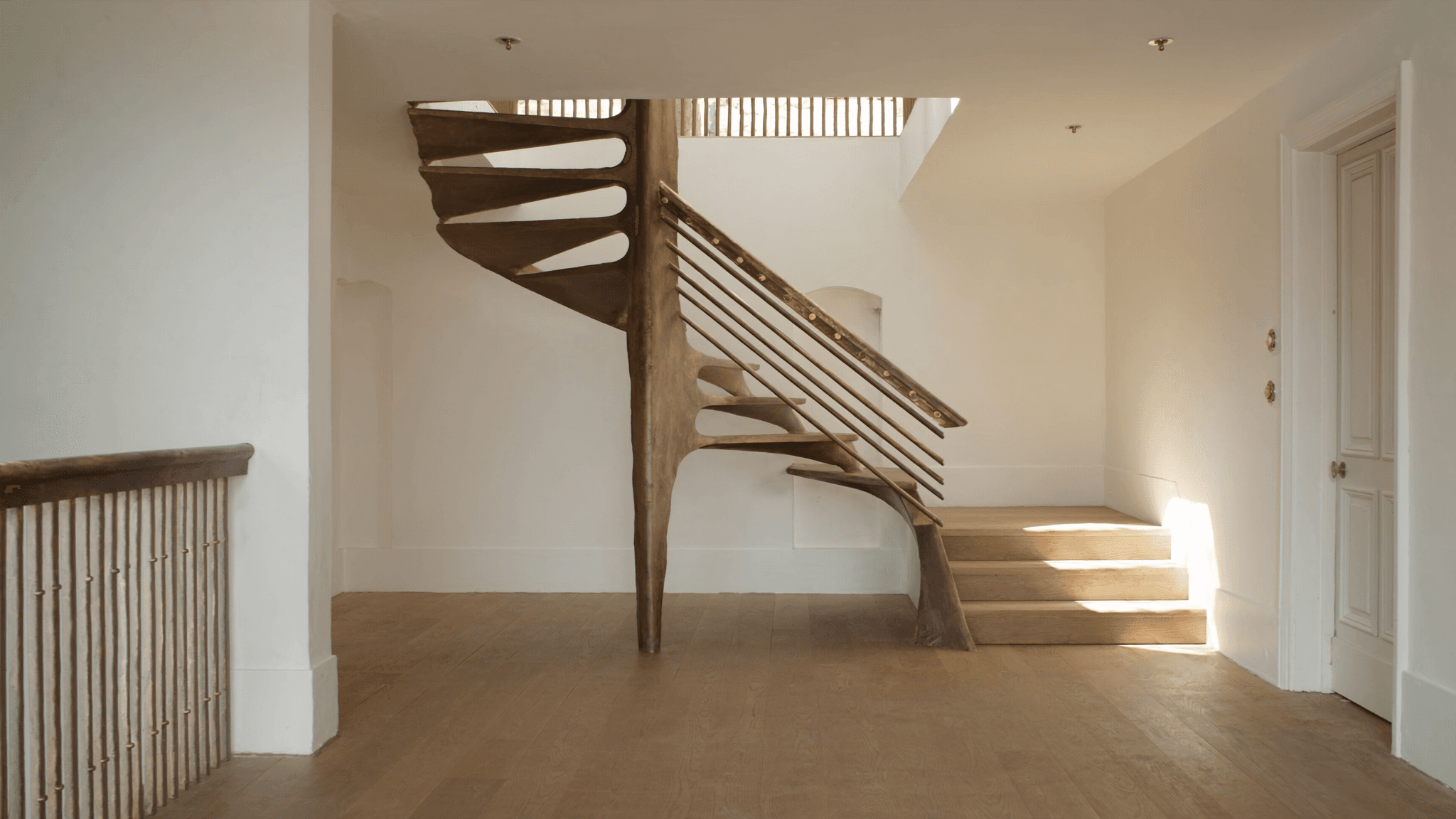 Escalier quart-tournant acier S235JR patiné bronze antique + chêne fumé 40 mm — pavillon Bondoufle 91070 secteur Le Long-Boyau — garde-corps barreaudage vertical T 40×40 mm AZ Construction atelier Bruyères-sur-Oise 75 km via A86 + A6