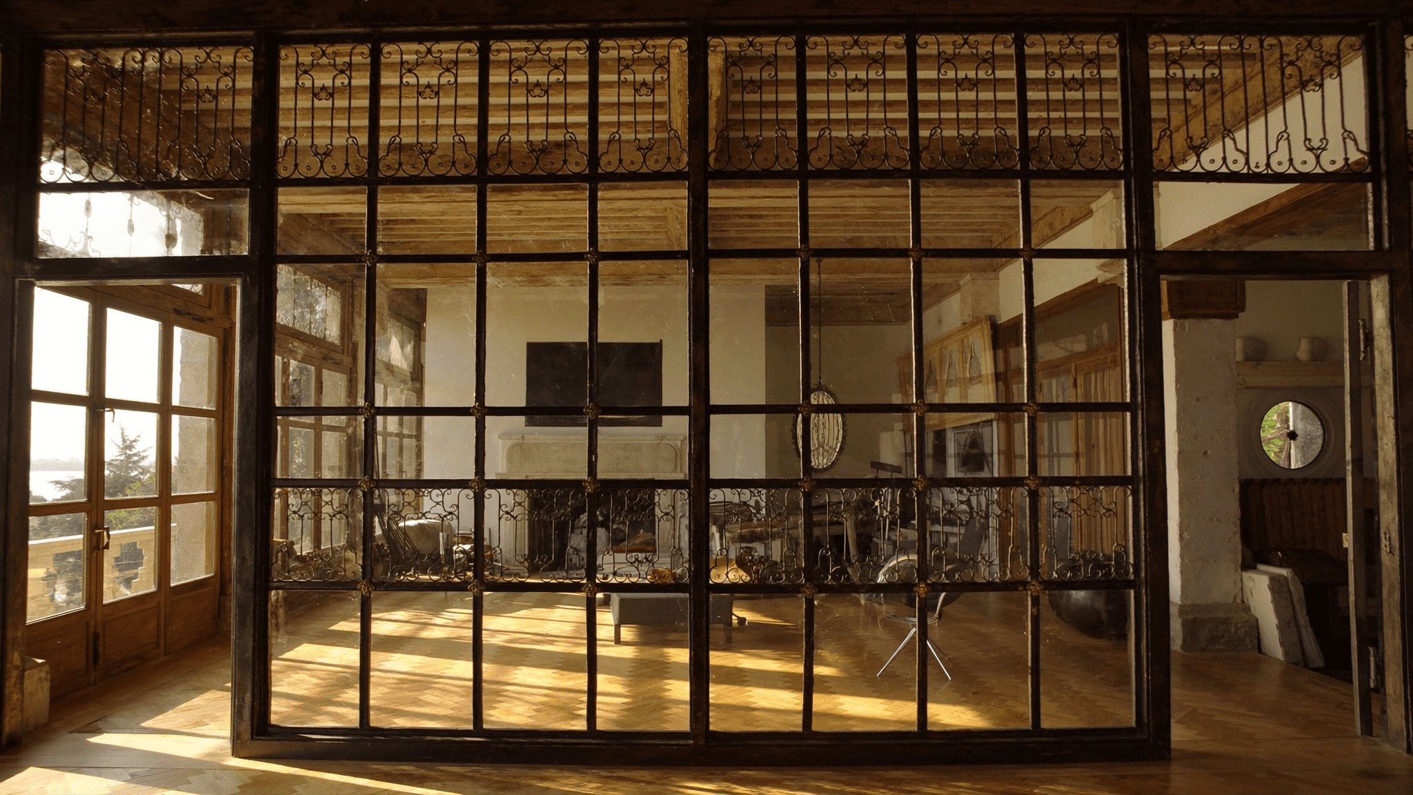 Verrière atelier maison médiévale pierre calcaire Crécy-la-Chapelle 77580 Petite Venise briarde — profil acier 40 mm patine bronze antique sur mesure + laiton fait main fonderie Bois-d'Arcy + verre clair feuilleté Saint-Gobain Diamant 8+8 mm — ABF Tour Saint-Crépin XIIe + canaux concentriques accepté 1ère instruction