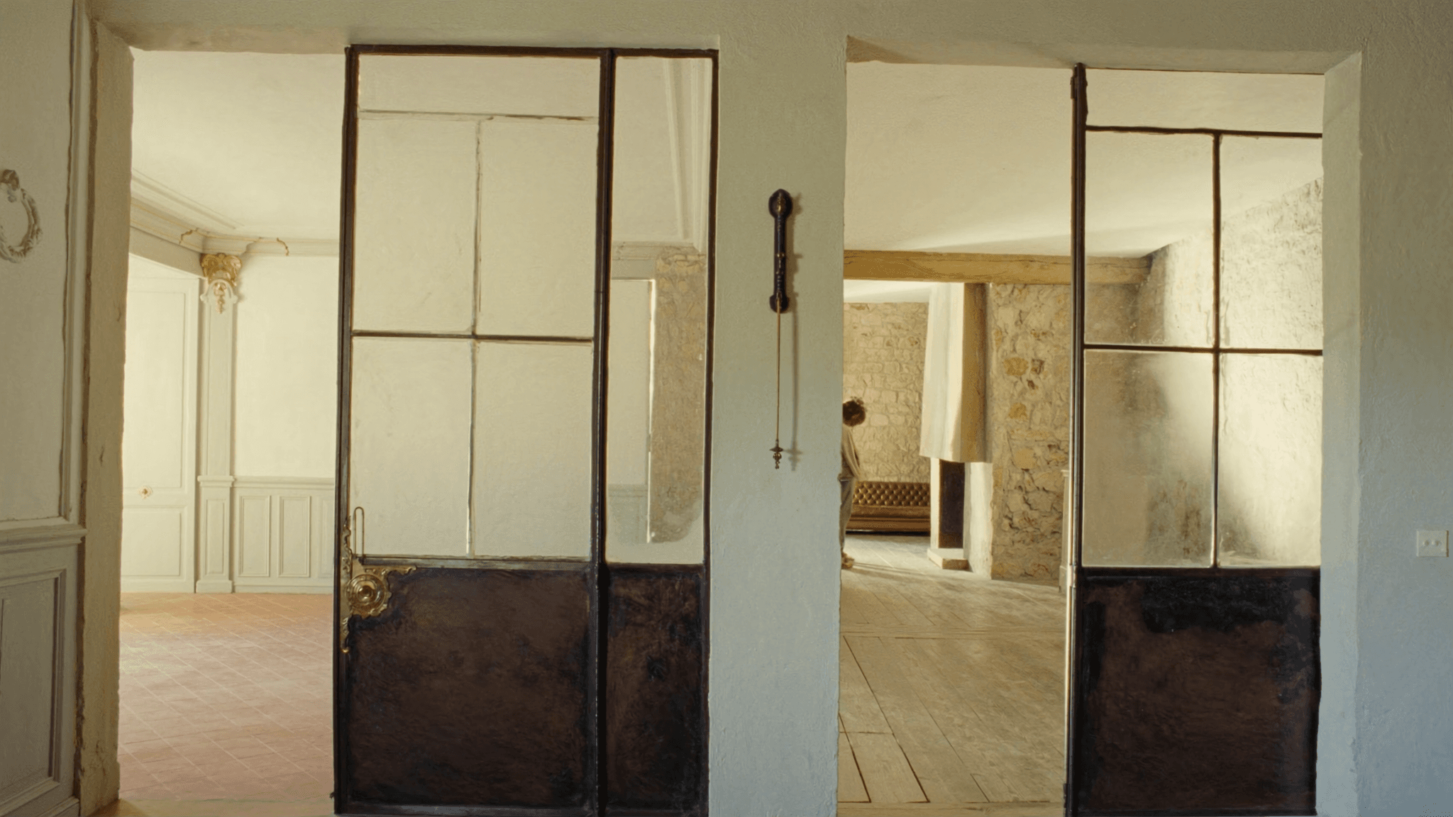 Verrière atelier maison médiévale pierre calcaire Dammartin-en-Goële 77230 cœur ancienne capitale comté Goële butte 195m — profil acier 40 mm patine bronze antique sur mesure + laiton fait main fonderie Bois-d'Arcy + verre clair feuilleté Saint-Gobain Diamant 8+8 mm — ABF collégiale Notre-Dame XIIe-XIVe accepté 1ère instruction