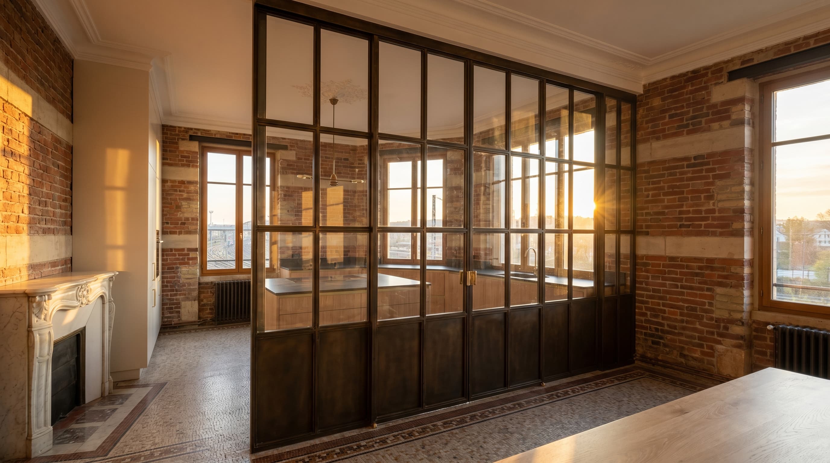 Verrière atelier maison cheminote 1898 Villeneuve-Saint-Georges 94190 quartier Gare de triage SNCF — profil acier 40 mm patine bronze antique sur mesure + laiton fait main fonderie Bois-d'Arcy + verre clair feuilleté Saint-Gobain Diamant 8+8 mm — Bâtiments de France Val-de-Marne accepté 1ère instruction