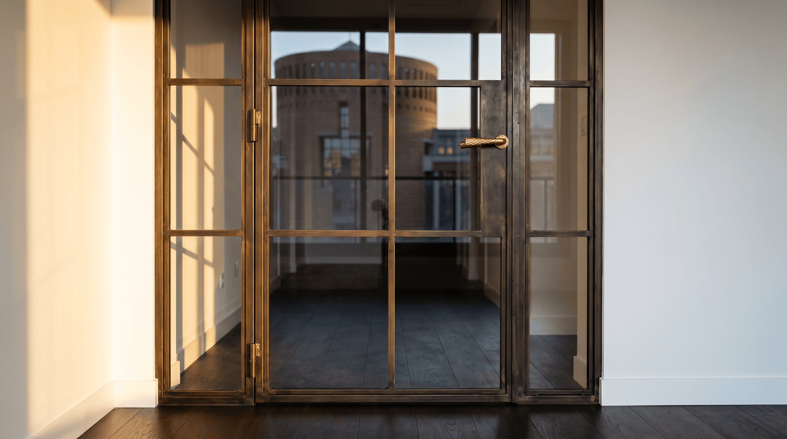 Détail porte verrière avec poignée laiton fait main Bois-d'Arcy