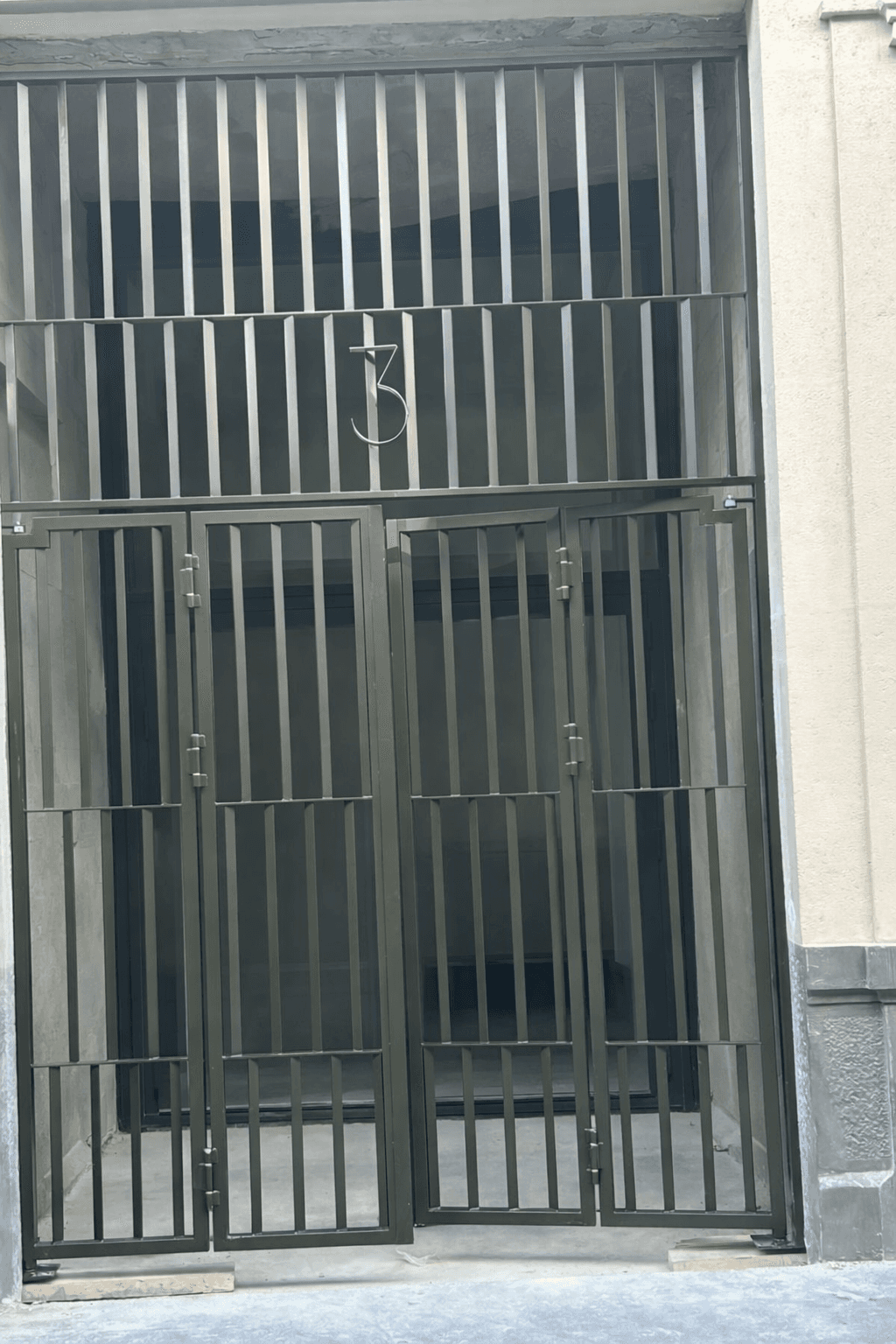 Portail barreaudé en acier — réalisation AZ Construction